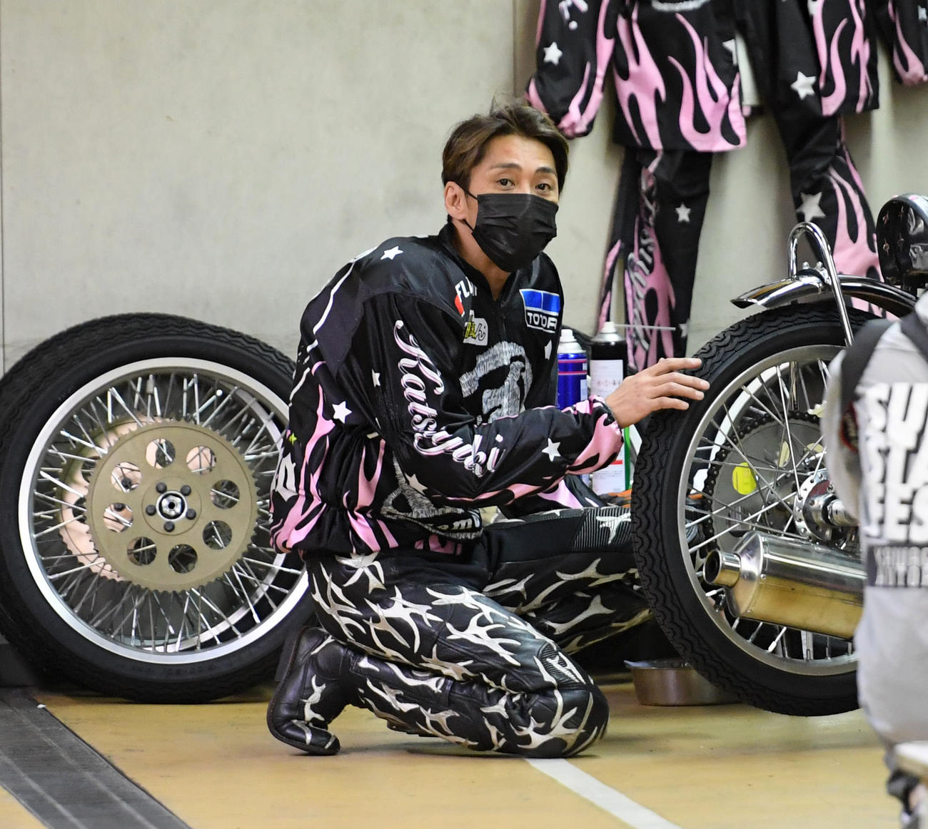 スタート練習の後、タイヤをチェックする森且行（撮影・柴田隆二）