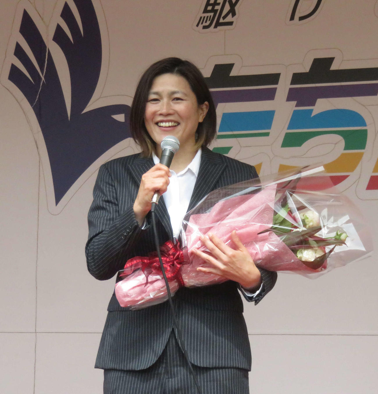 ファンに通算500勝達成を報告する奥井迪（撮影・野島成浩）