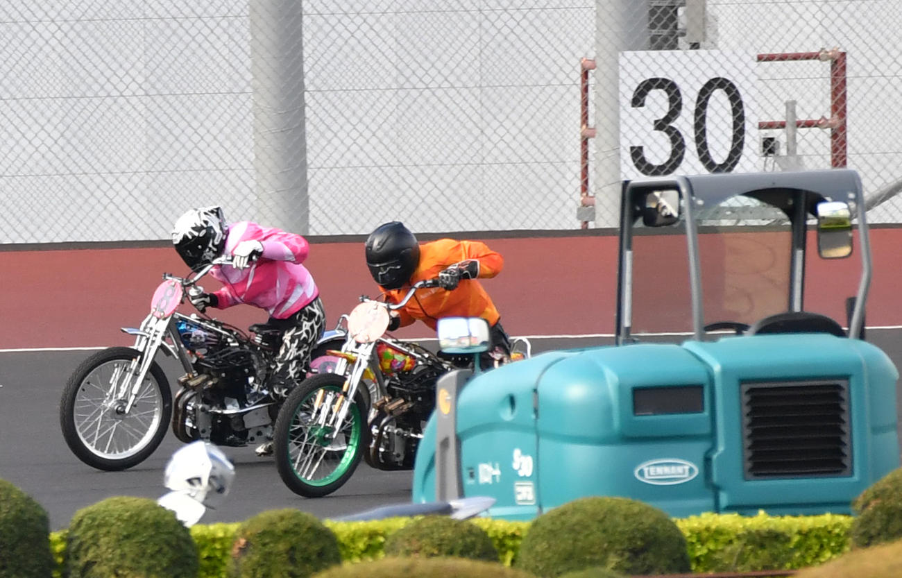予選9R、H30からスタートする森且行（左）（撮影・柴田隆二）