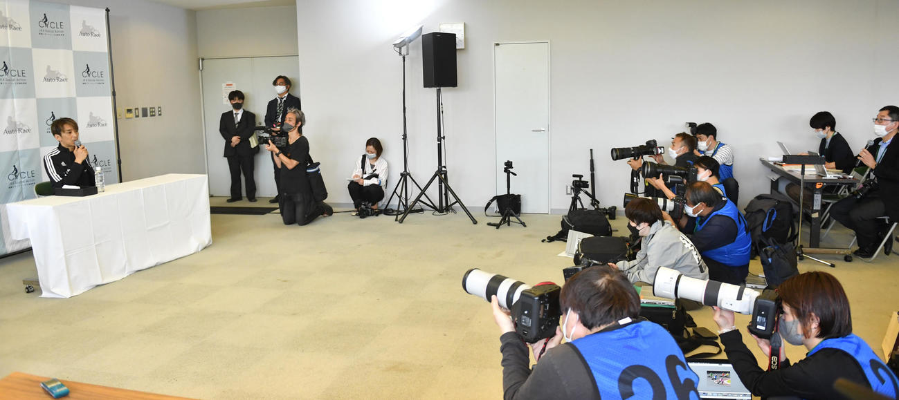 森且行の復帰戦に大勢の報道陣が駆けつけた（撮影・柴田隆二）