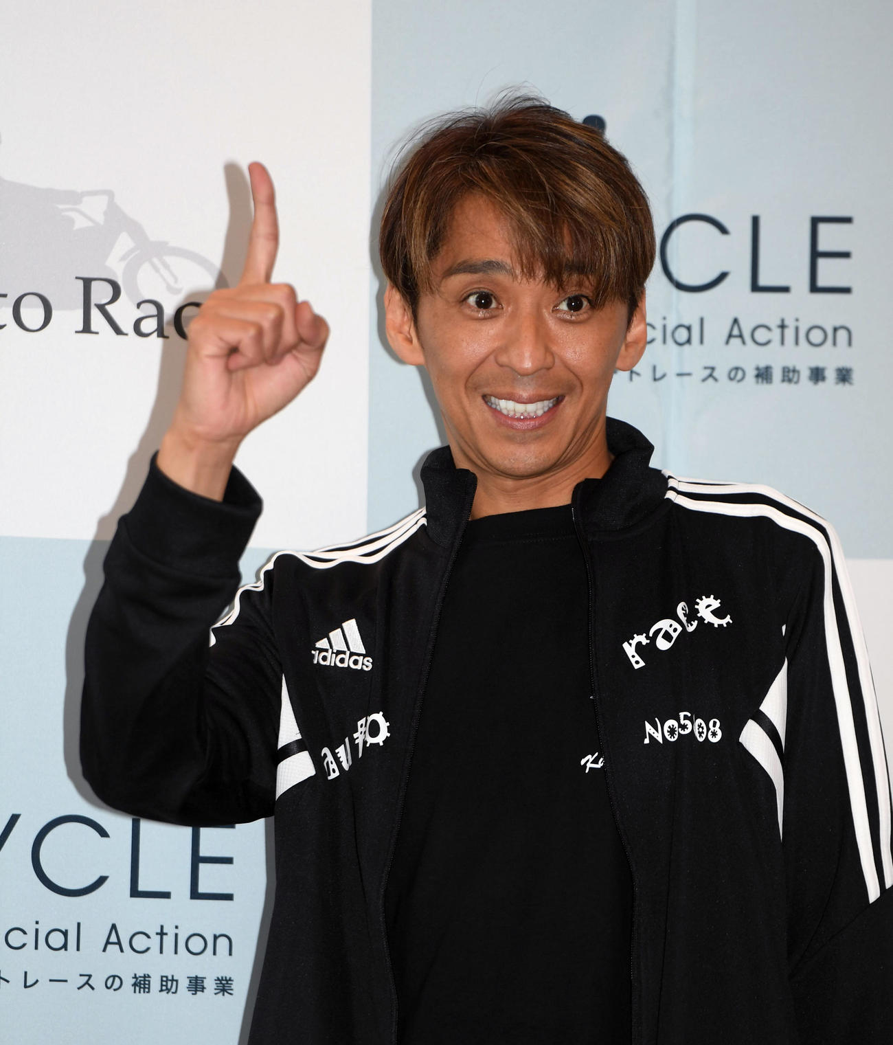 復帰戦を勝利で飾り1番ポーズをする森且行（撮影・柴田隆二）