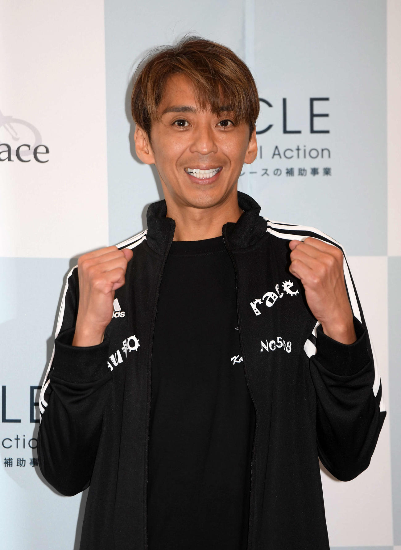 復帰戦を勝利で飾りガッツポーズする森且行（撮影・柴田隆二）