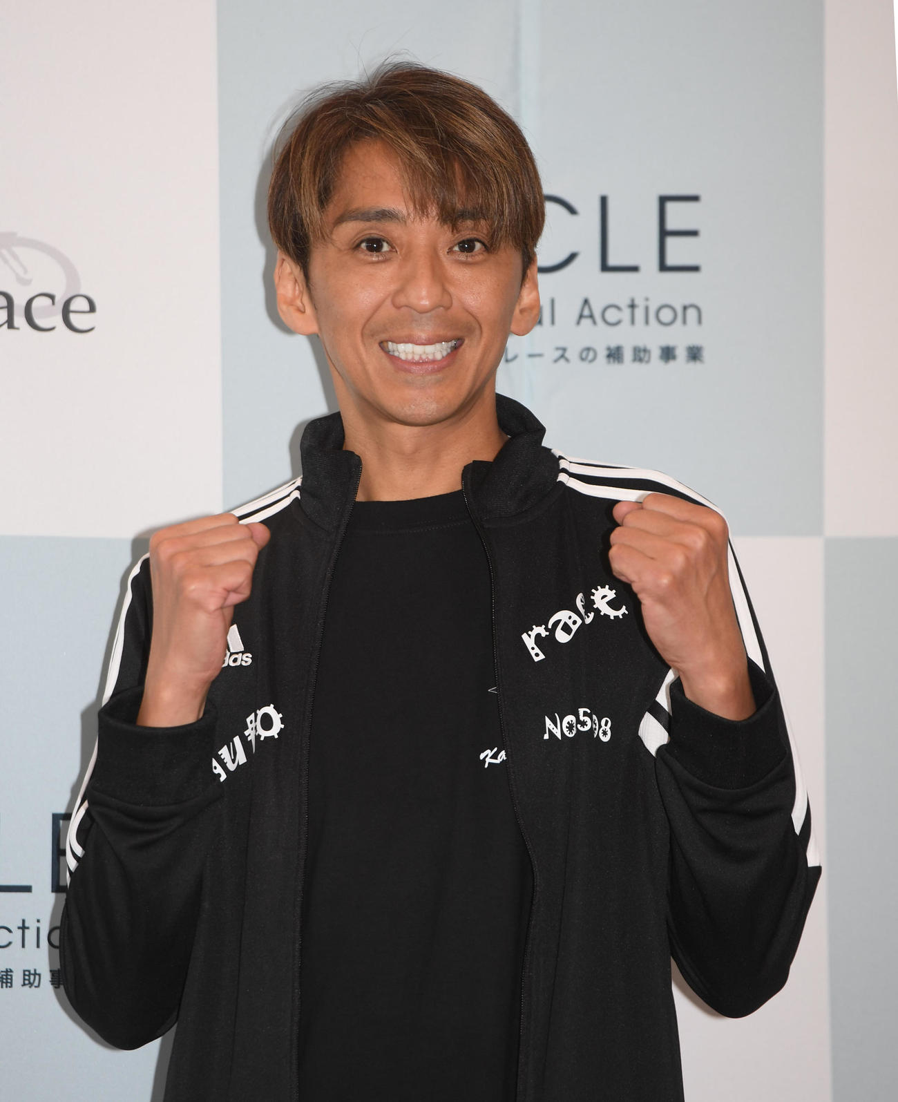 復帰戦を勝利で飾りガッツポーズする森且行（撮影・柴田隆二）