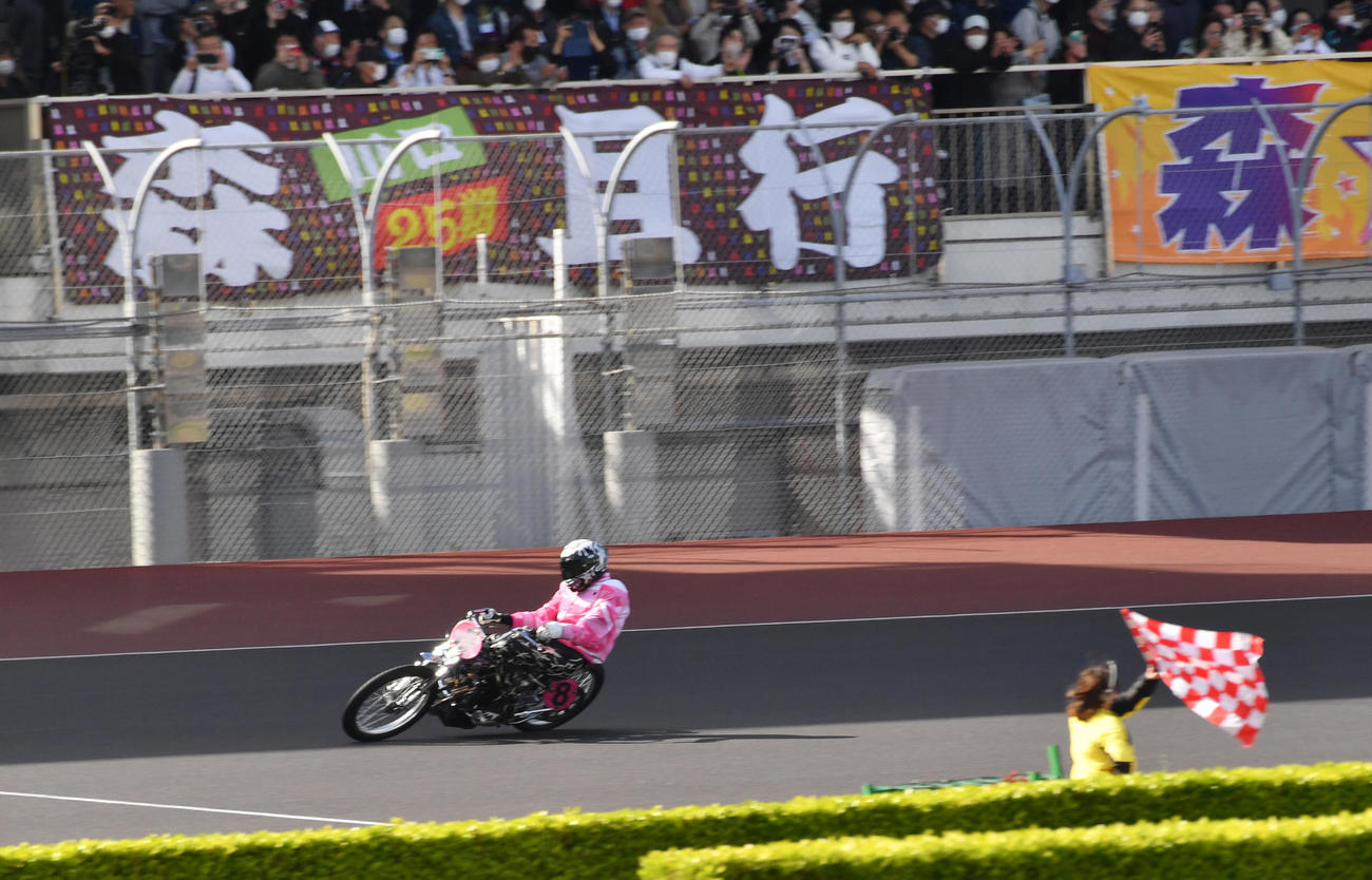 予選9R、復帰戦で独走しゴールする森且行（撮影・柴田隆二）