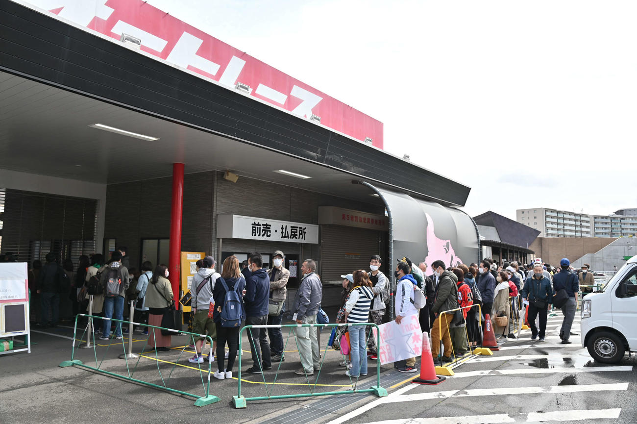 開門前から多くのお客さんが並んだ川口オート