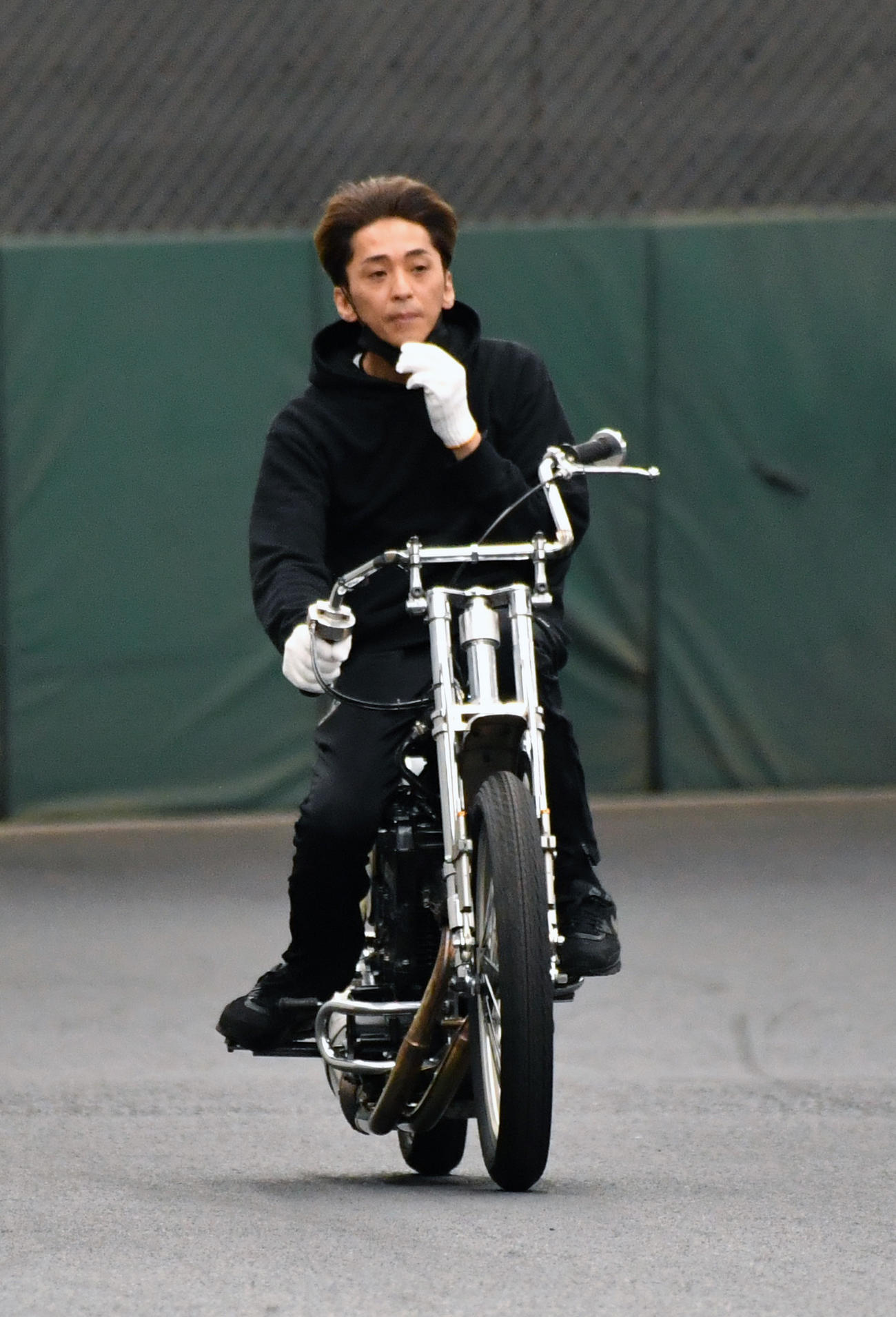 エンジンをチェックしながら練習走行する森且行（撮影・柴田隆二）