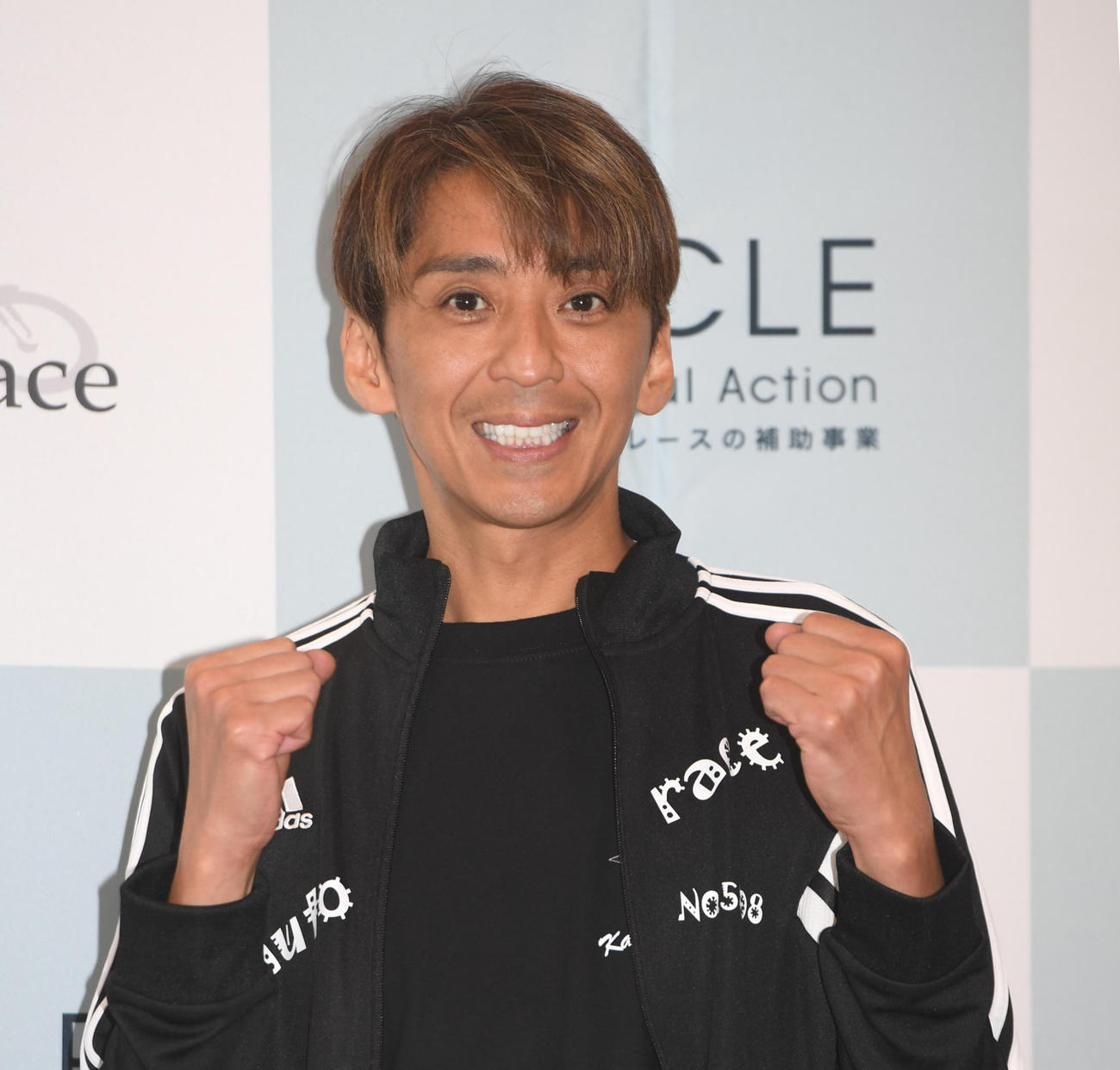 復帰戦を勝利で飾りガッツポーズする森且行（撮影・柴田隆二）