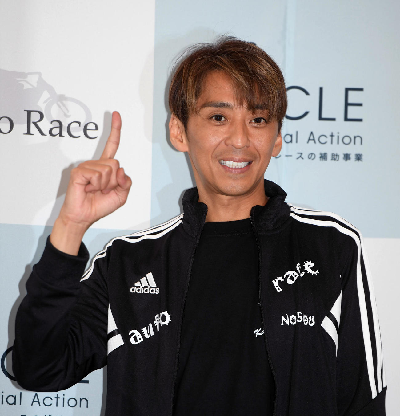 復帰戦を勝利で飾り1番ポーズをする森且行（2023年4月6日撮影）