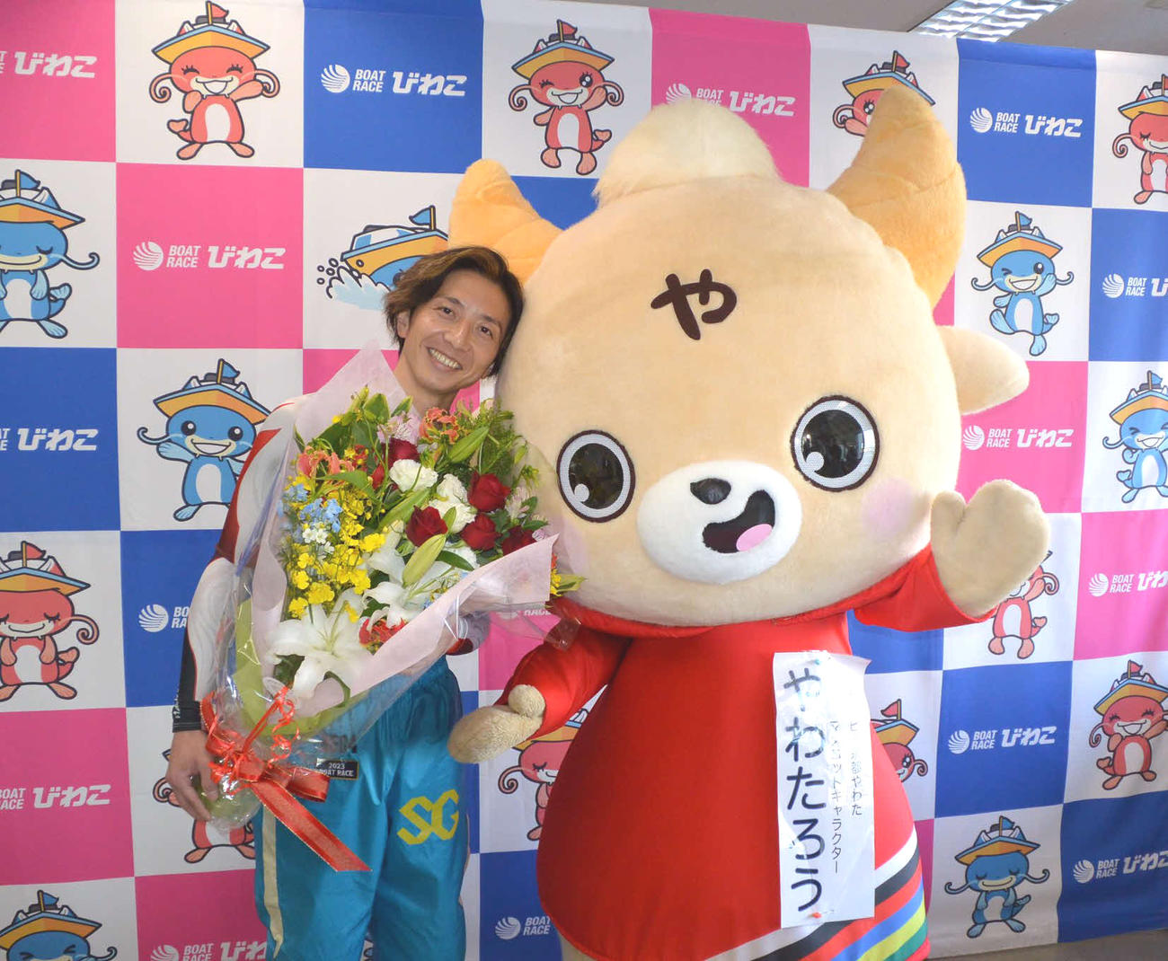 12R優勝戦を逃げ切った前田将太が、ボートピア京都やわたのマスコット「やわたろう」に祝福された