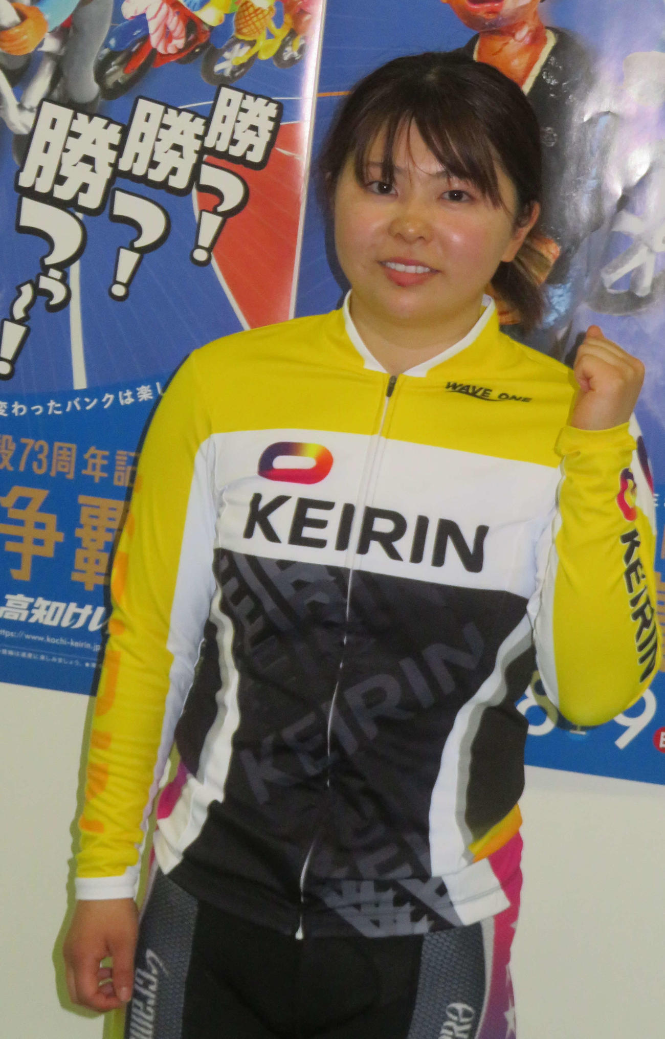 ガ9R、ガールズフレッシュクイーンを制し、ガッツポーズをする小泉夢菜