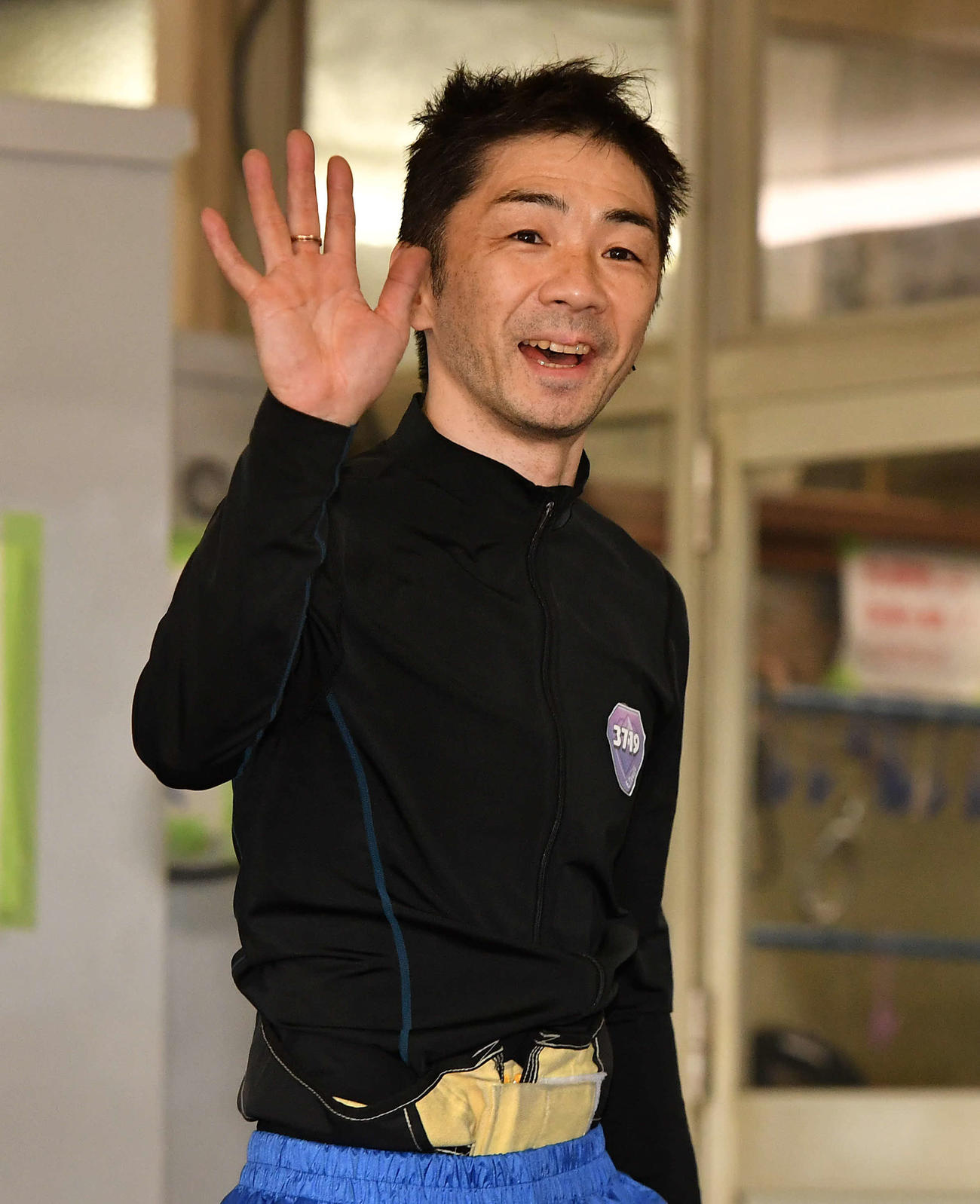 G1宮島チャンピオンカップ6日目　10R準優勝戦で通算2000勝を達成し、報道陣からの祝福に笑顔で手を振る3719辻栄蔵（撮影・岩下翔太）