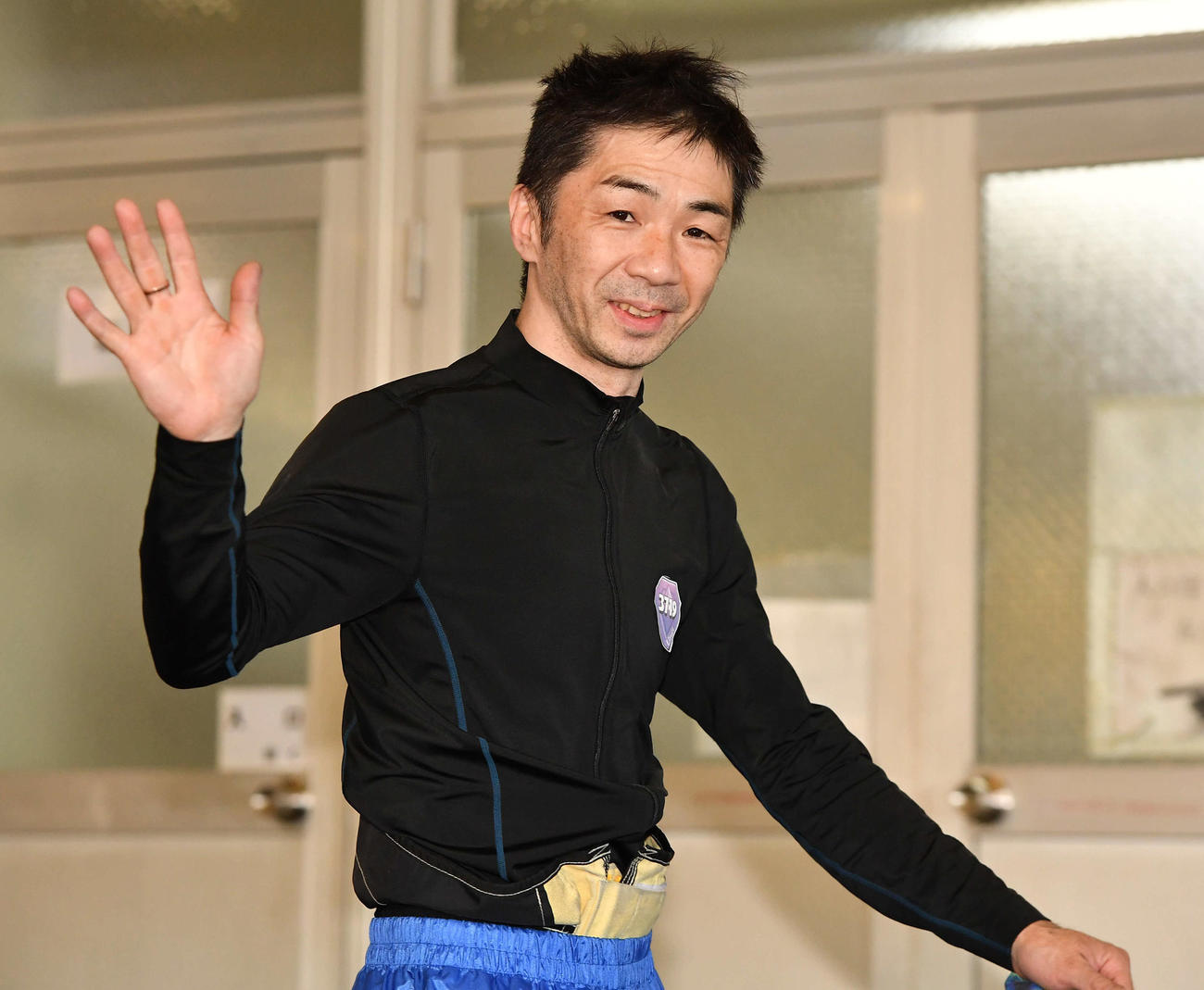 G1宮島チャンピオンカップ6日目　10R準優勝戦で通算2000勝を達成し、報道陣からの祝福に笑顔で手を振る3719辻栄蔵（撮影・岩下翔太）