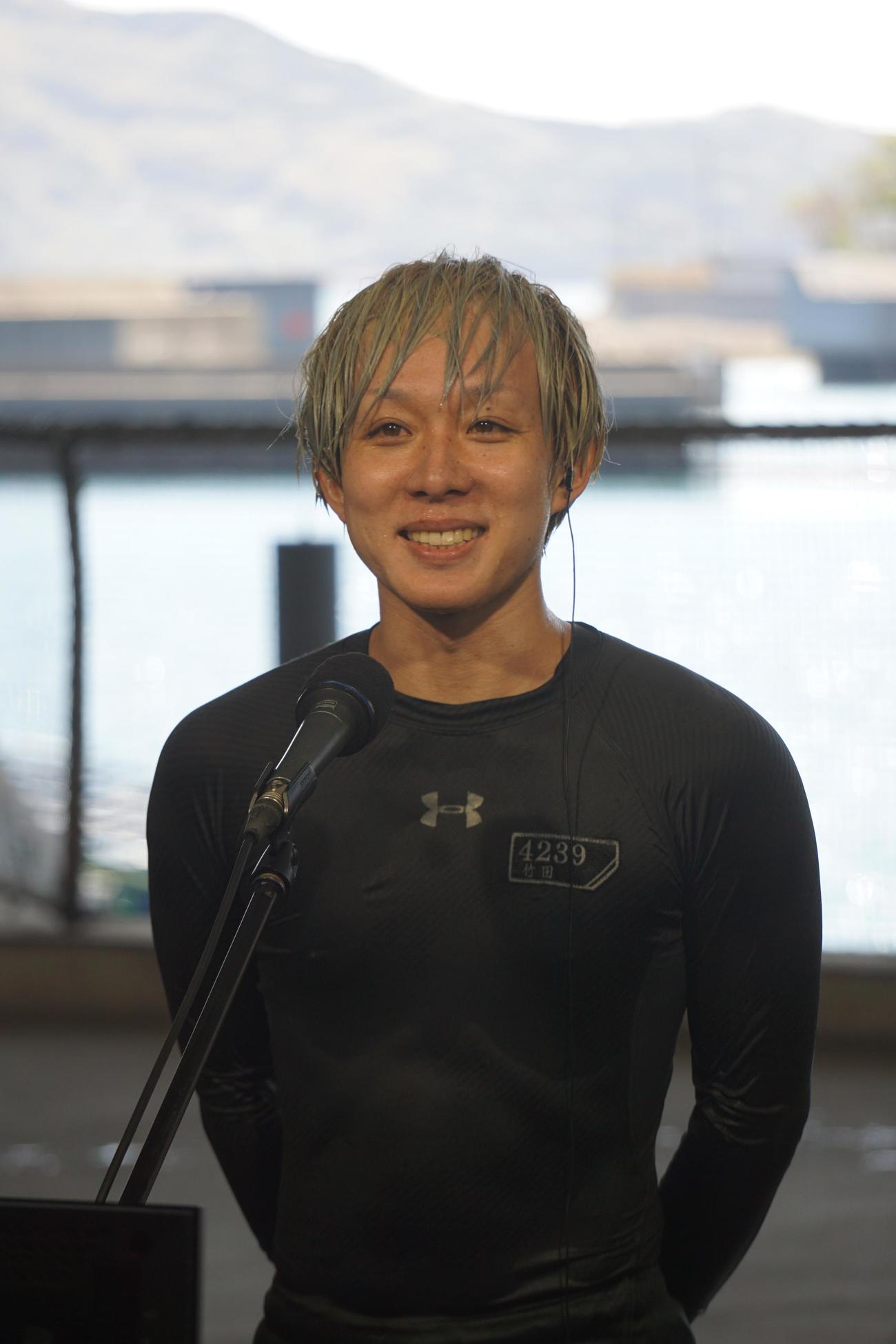 竹田辰也は水神祭でずぶ濡れになりながらインタビューを受けた