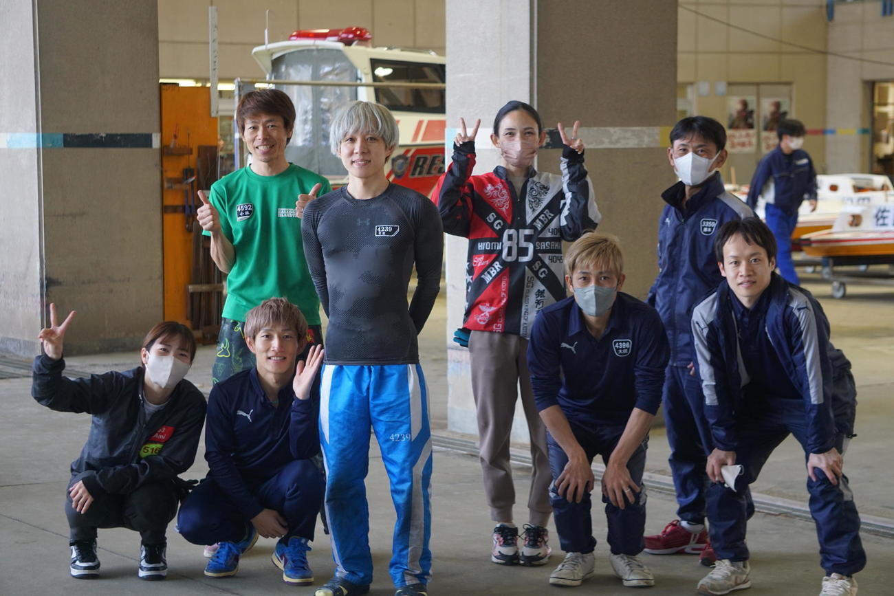 竹田辰也（中央）は山口支部の仲間に1000勝達成の祝福を受けた
