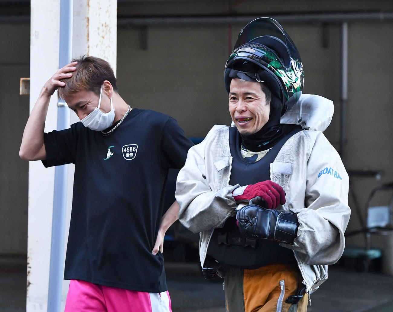 準優を勝った杉山正樹（右）は、磯部誠と談笑しながら引き揚げる（撮影・岩下翔太）