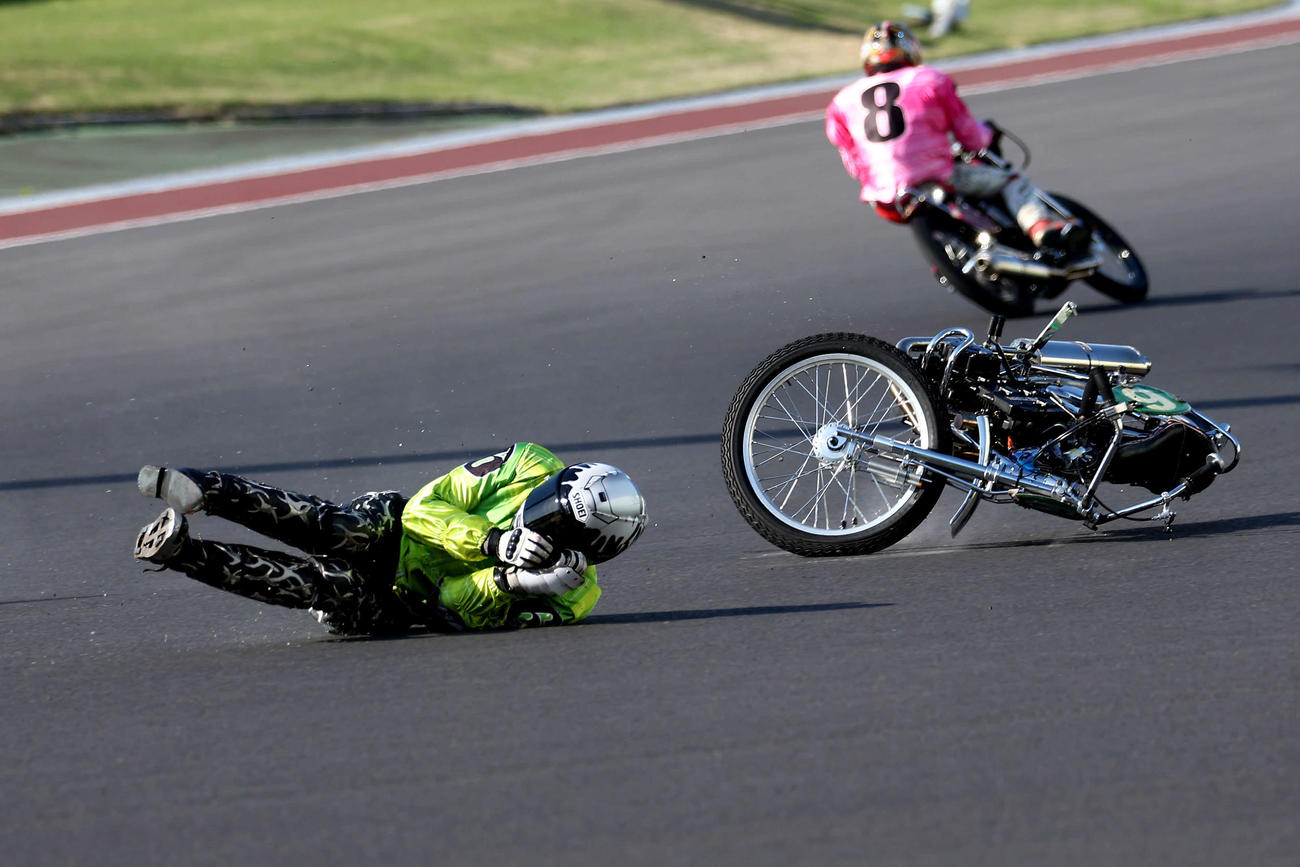 準決勝11R 1週目の2コーナーでリアタイヤが流れ落車する森且行（手前）（撮影・河田真司）