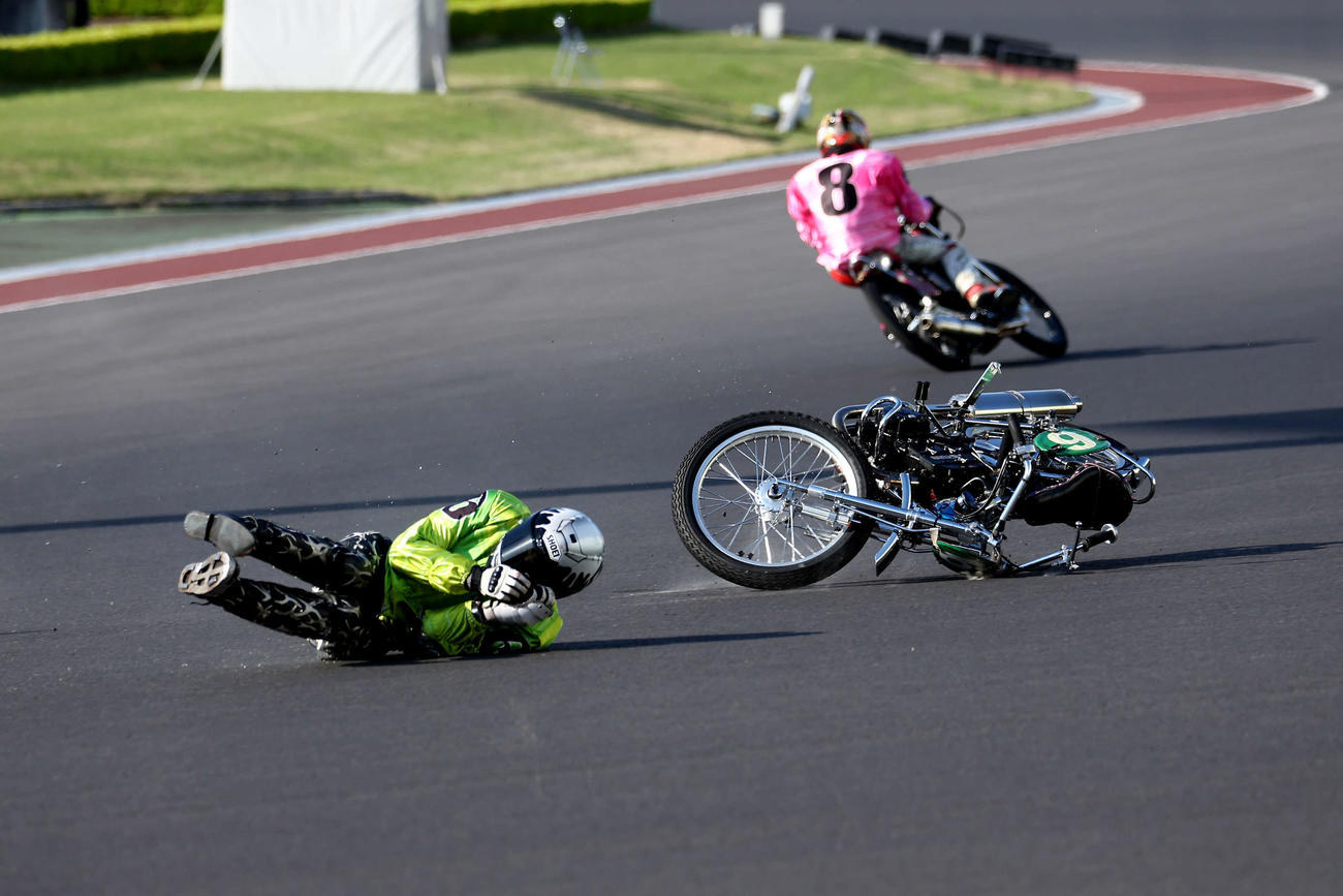 準決勝11R 1週目の2コーナーでリアタイヤが流れ落車する森且行（手前）（撮影・河田真司）