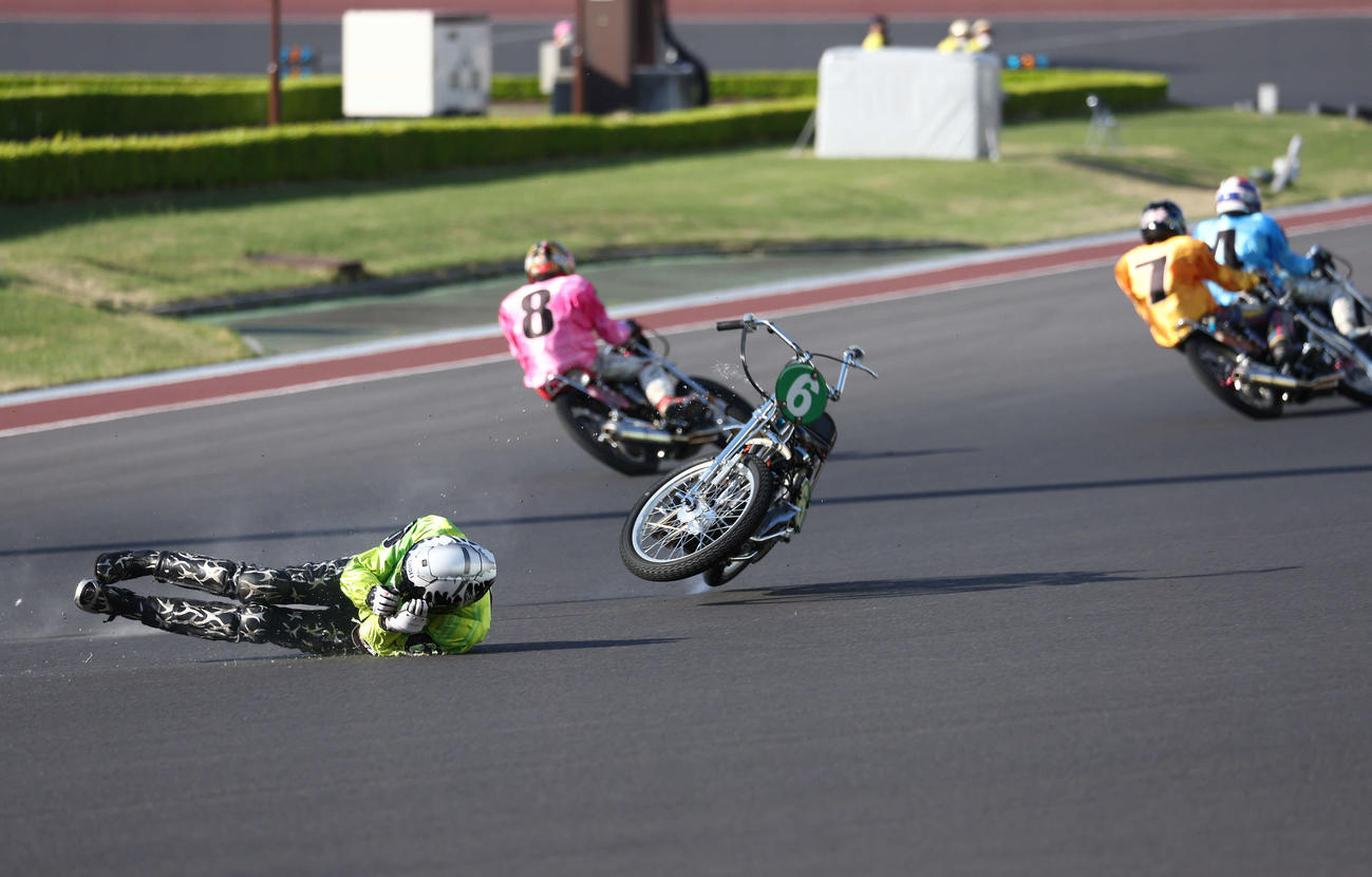 準決勝11R 1週目の2コーナーでリアタイヤが流れ落車する森且行（手前）（撮影・河田真司）