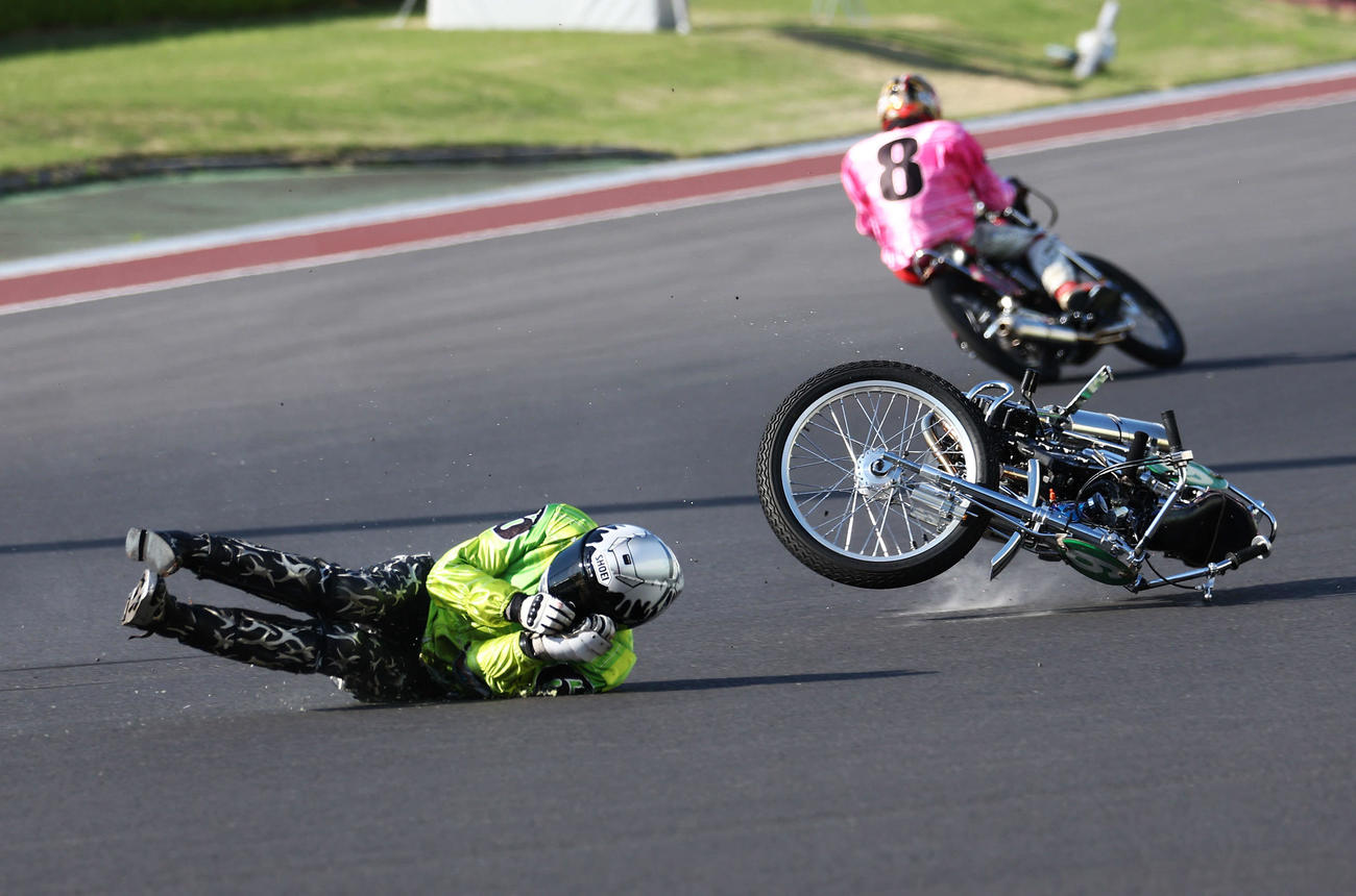 準決勝11R 1週目の2コーナーでリアタイヤが流れ落車する森且行（手前）（撮影・河田真司）