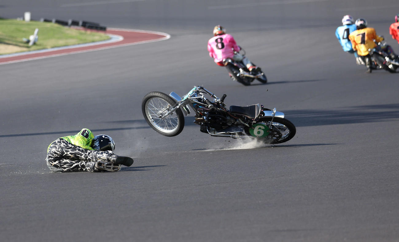 準決勝11R 1週目の2コーナーでリアタイヤが流れ落車する森且行（手前）（撮影・河田真司）