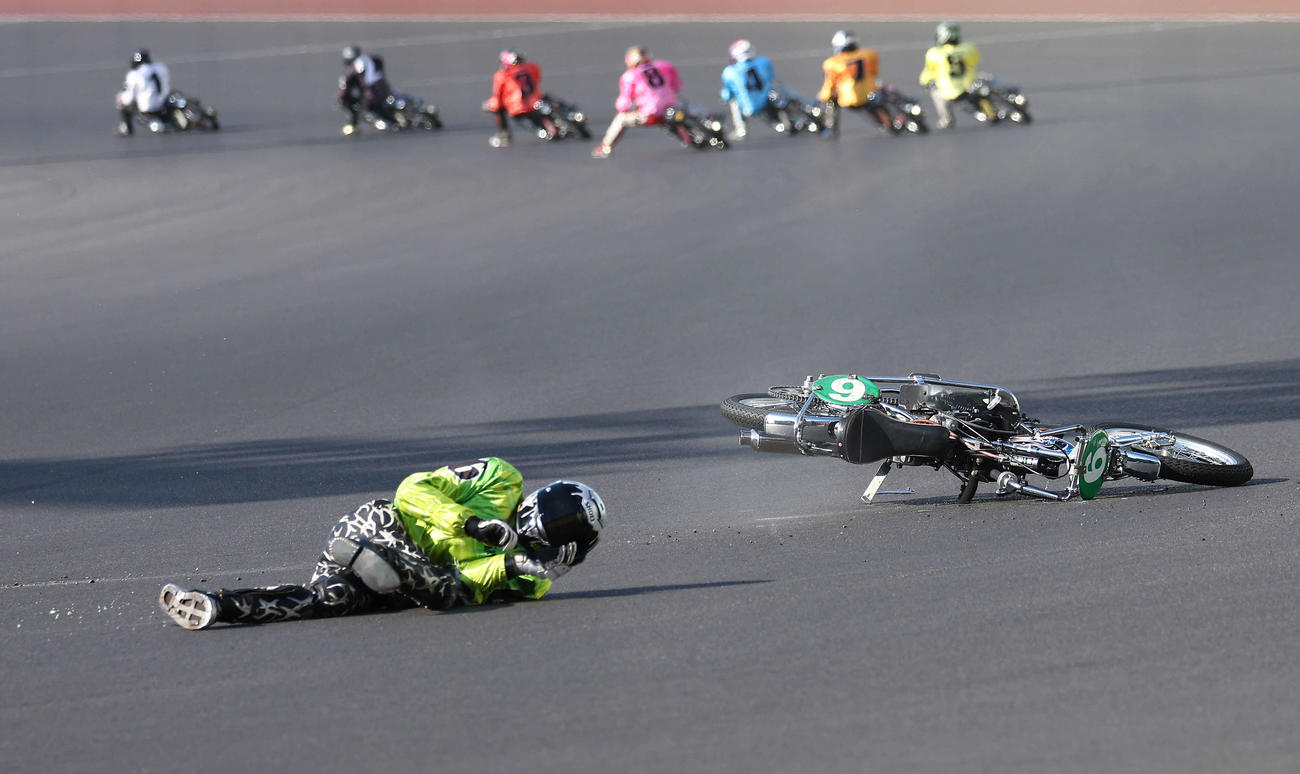 準決勝11R 1週目の2コーナーでリアタイヤが流れ落車する森且行（手前）（撮影・河田真司）