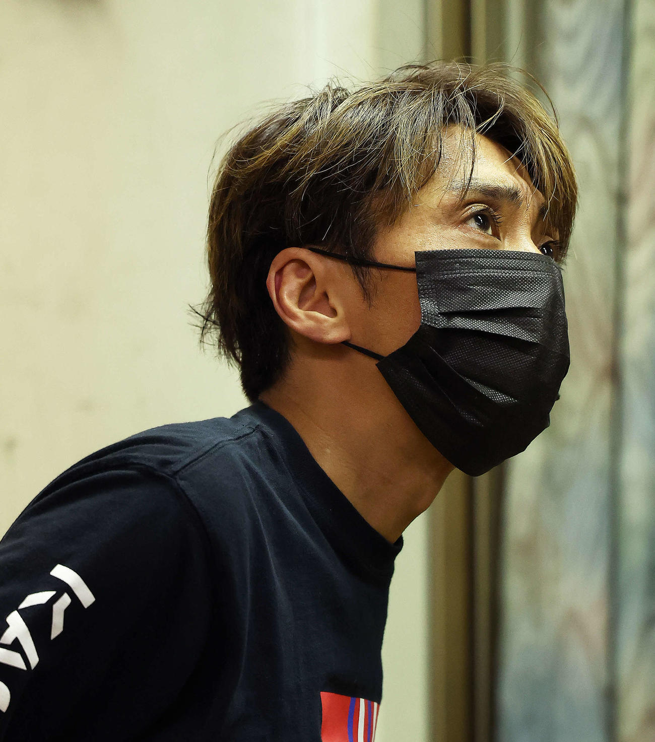 準決勝11R　ロッカーに引き揚げ険しい表情を見せる森且行（撮影・河田真司）