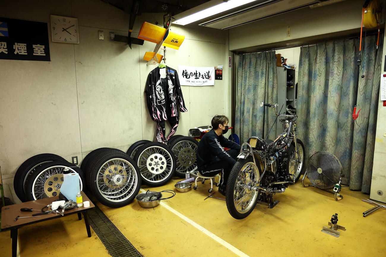 準決勝11R　レース後、ロッカーで競走車を見つめる森且行（撮影・河田真司）