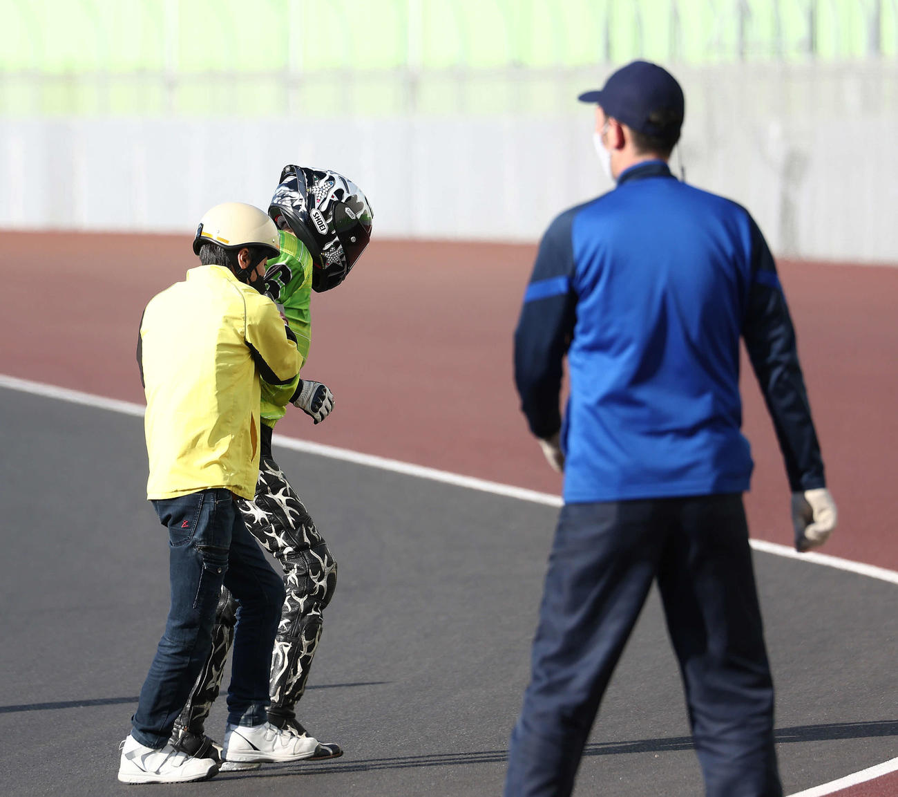 準決勝11R　落車した森且行（左から2人目）はスタッフの手を借りバンクから移動する（撮影・河田真司）