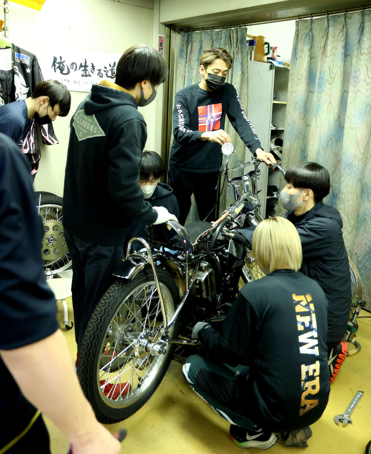 準決勝11R　レース後、スタッフと競走車を整備する森且行（中央）（撮影・河田真司）