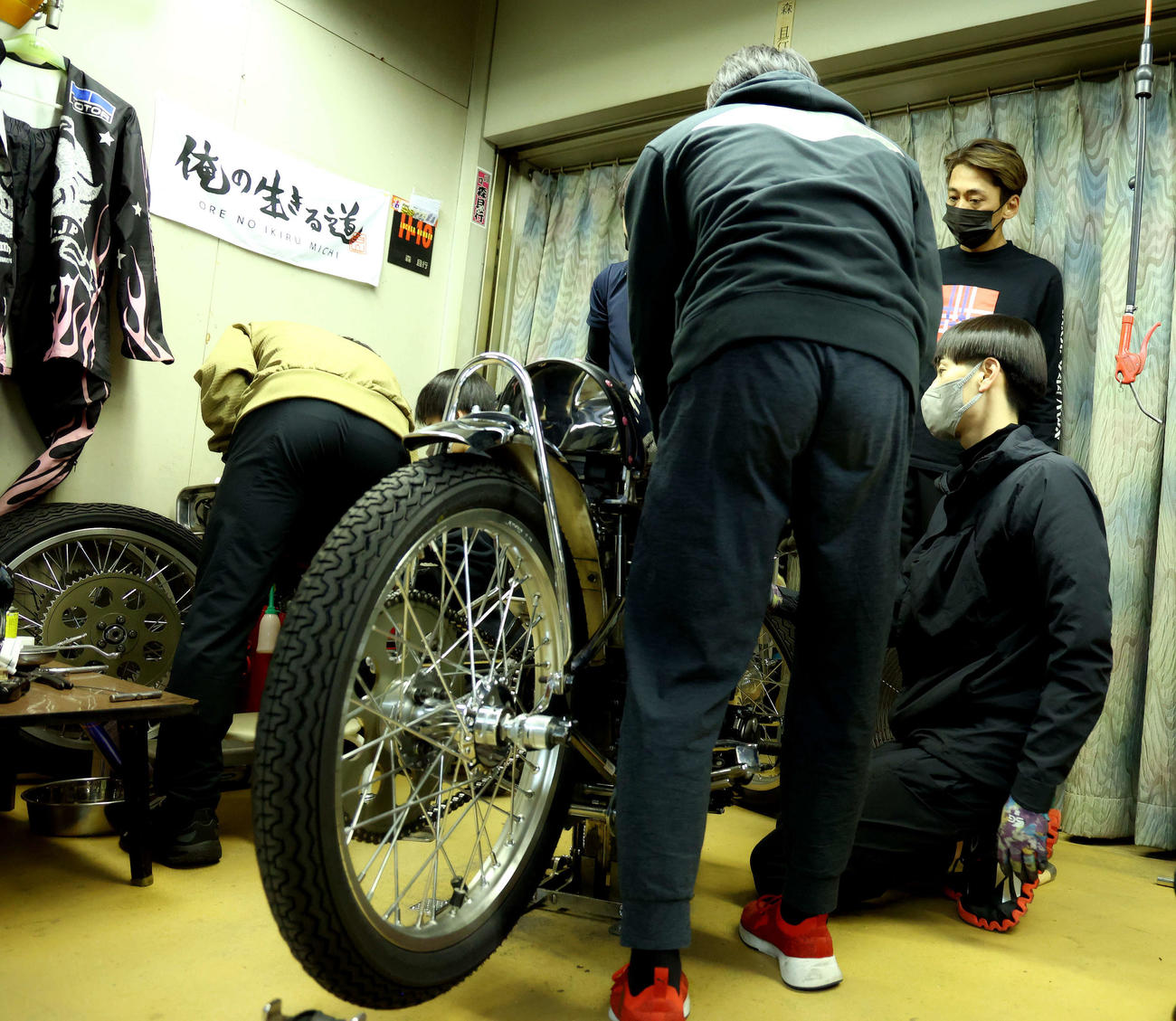 準決勝11R　レース後、スタッフと競走車を整備する森且行（後方）（撮影・河田真司）