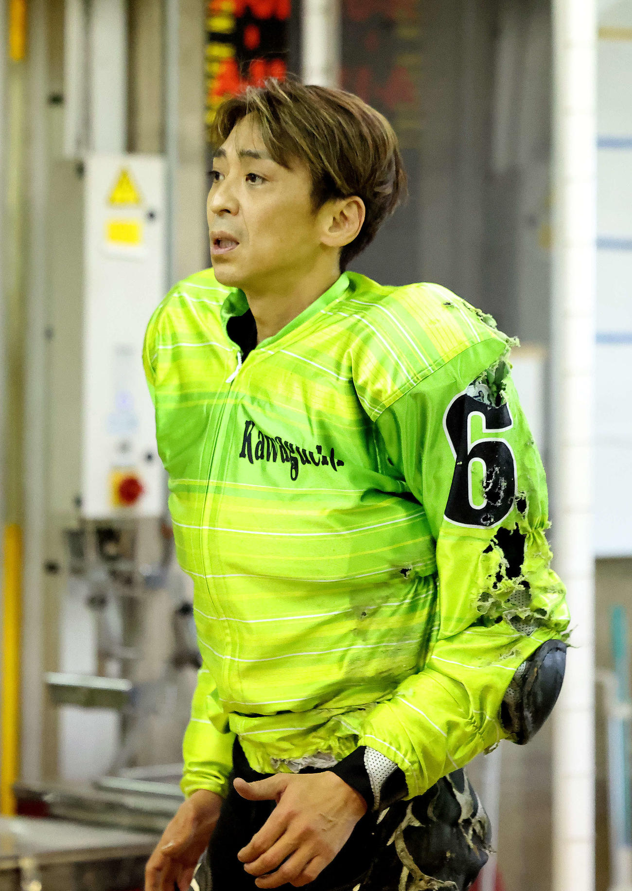 準決勝11R　落車し、ロッカーに引き揚げる引き揚げる森且行（撮影・河田真司）