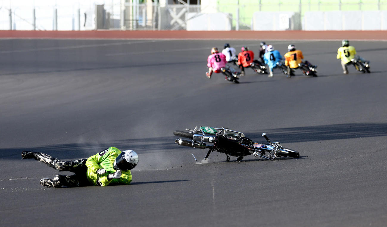 準決勝11R 1週目の2コーナーでリアタイヤが流れ落車する森且行（手前）（撮影・河田真司）