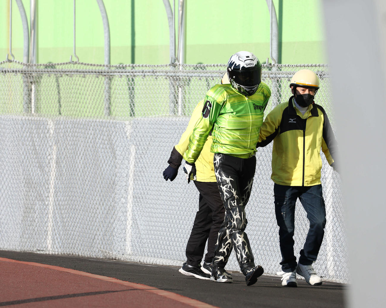 準決勝11R　落車した森且行（左）はスタッフの手を借りバンクから移動する（撮影・河田真司）