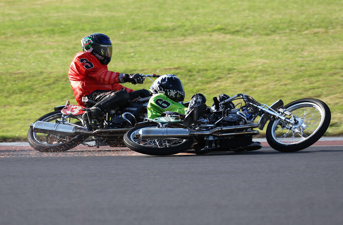 準決勝11R 1週目の2コーナーでリアタイヤが流れ落車する森且行（右）（撮影・河田真司）