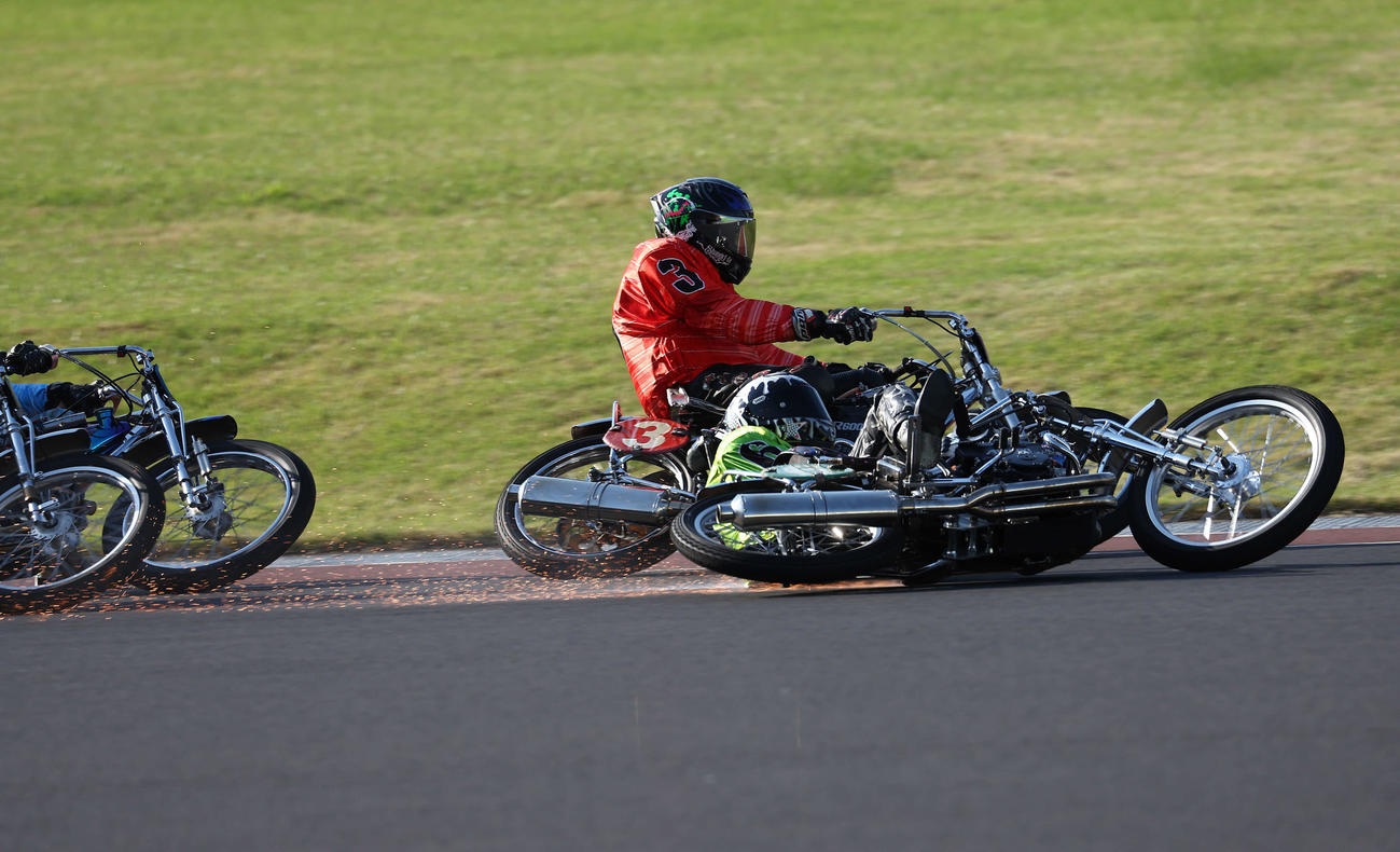 準決勝11R 1週目の2コーナーでリアタイヤが流れ落車する森且行（手前）（撮影・河田真司）