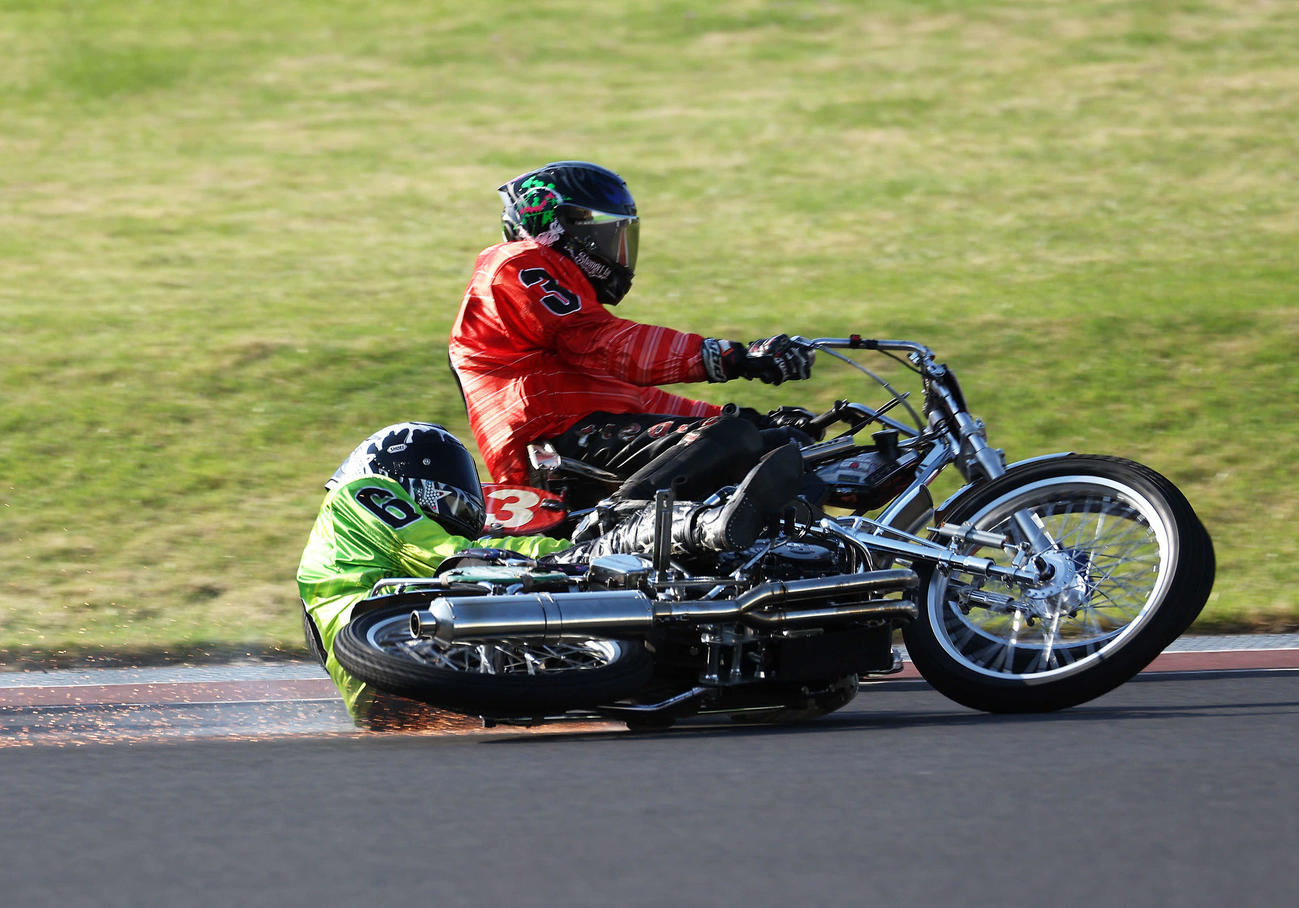 準決勝11R 1週目の2コーナーでリアタイヤが流れ落車する森且行（手前）（撮影・河田真司）
