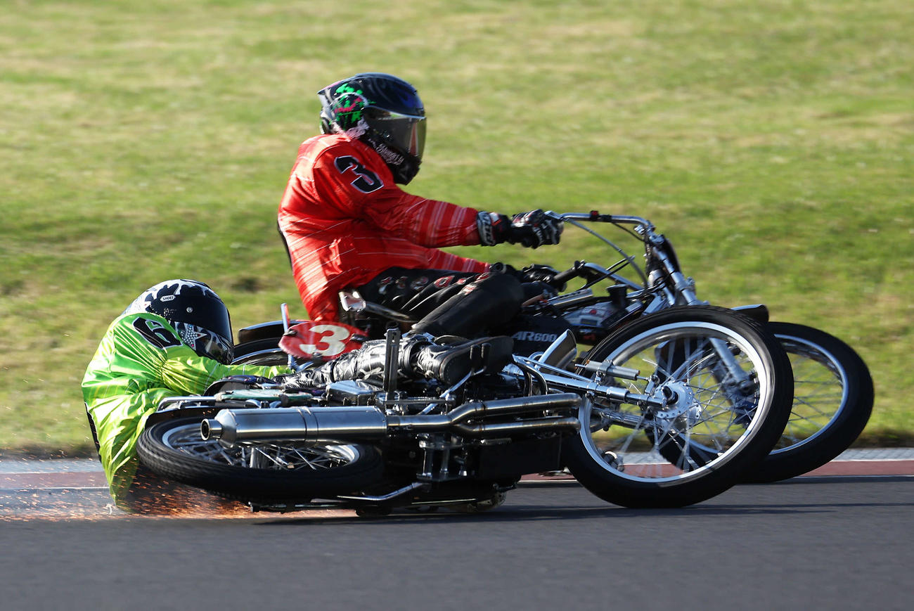 準決勝11R 1週目の2コーナーでリアタイヤが流れ落車する森且行（手前）（撮影・河田真司）