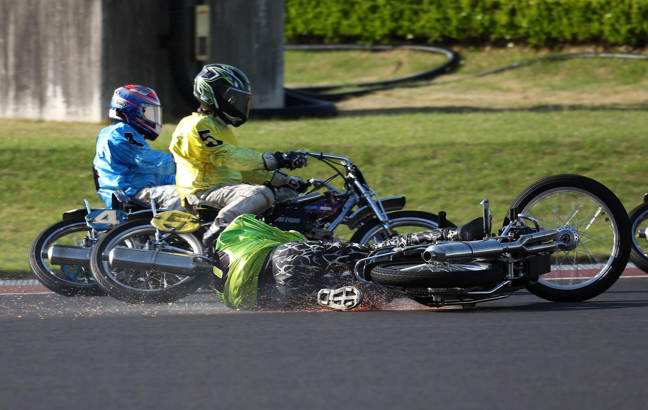 準決勝11R 1週目の2コーナーでリアタイヤが流れ落車する森且行（手前）（撮影・河田真司）