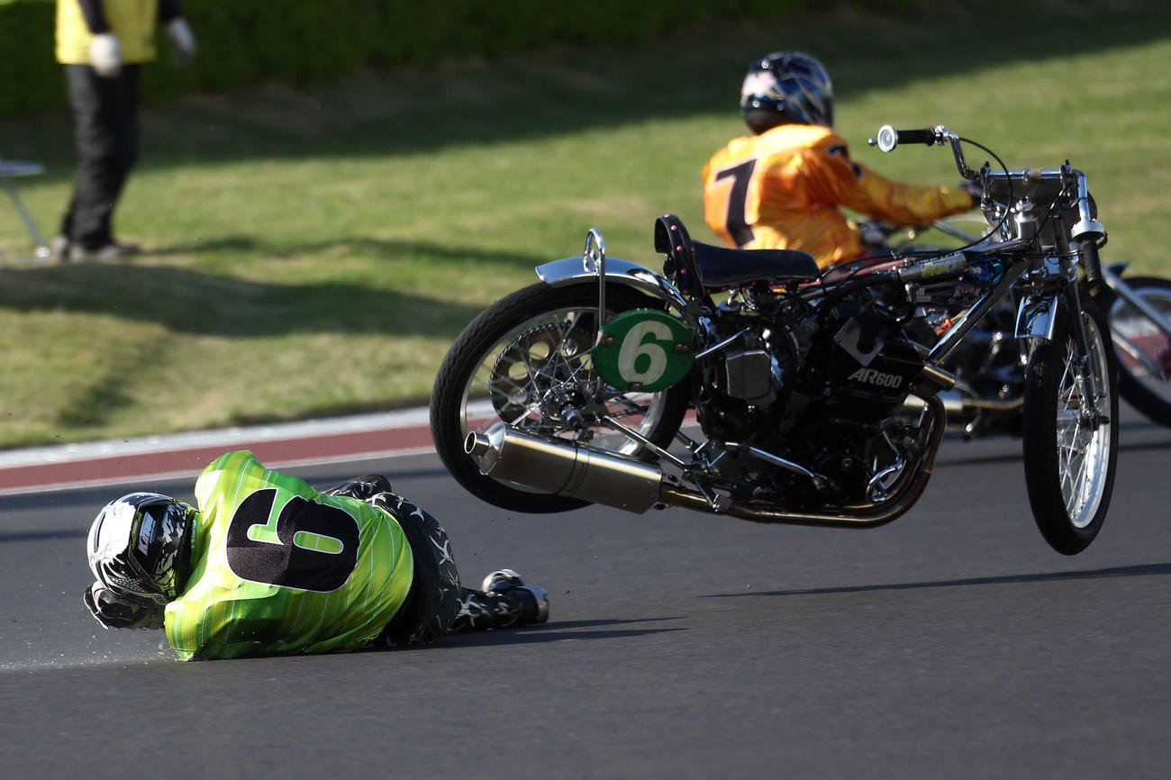 準決勝11R 1週目の2コーナーでリアタイヤが流れ落車する森且行（手前）（撮影・河田真司）