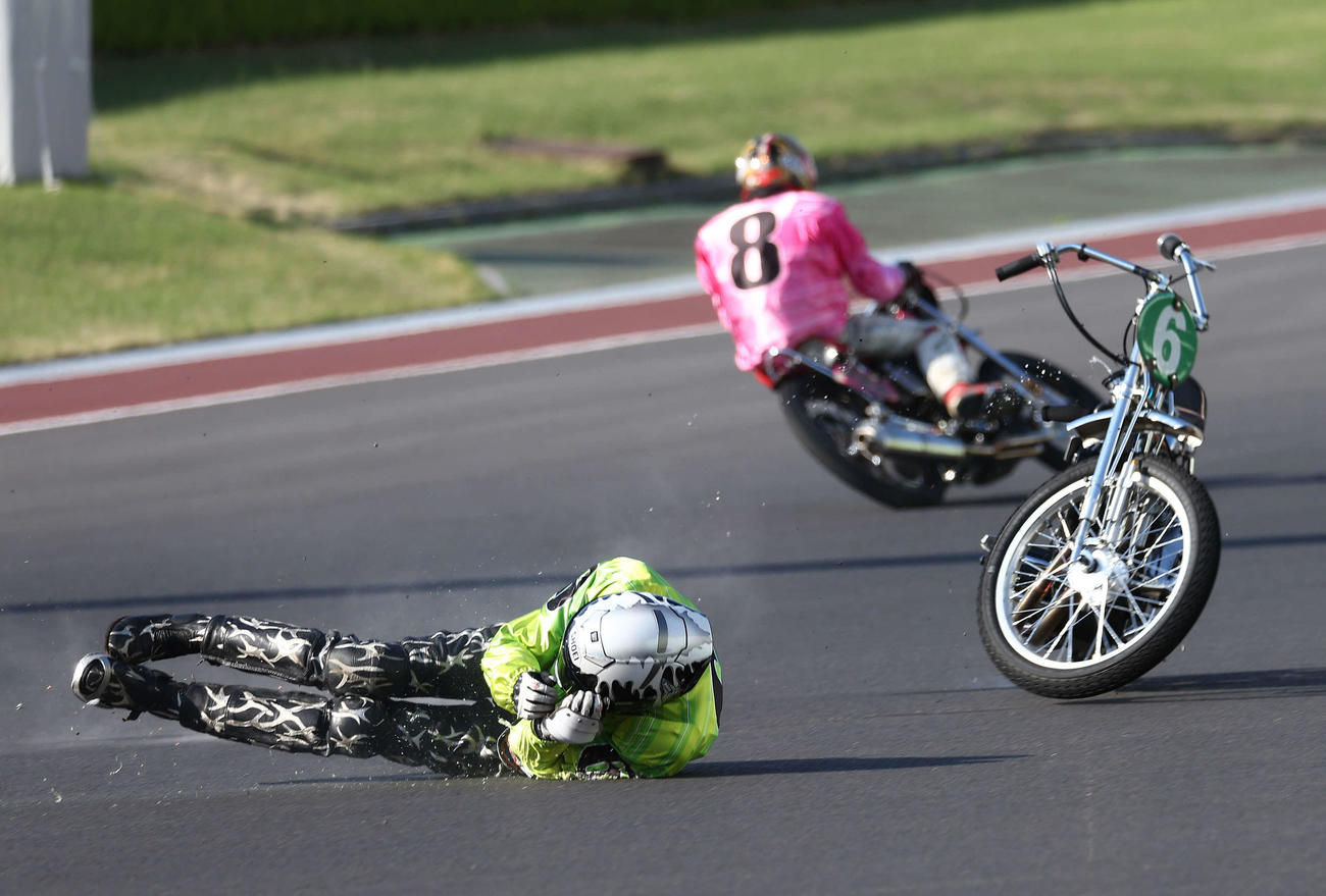 準決勝11R 1週目の2コーナーでリアタイヤが流れ落車する森且行（手前）（撮影・河田真司）