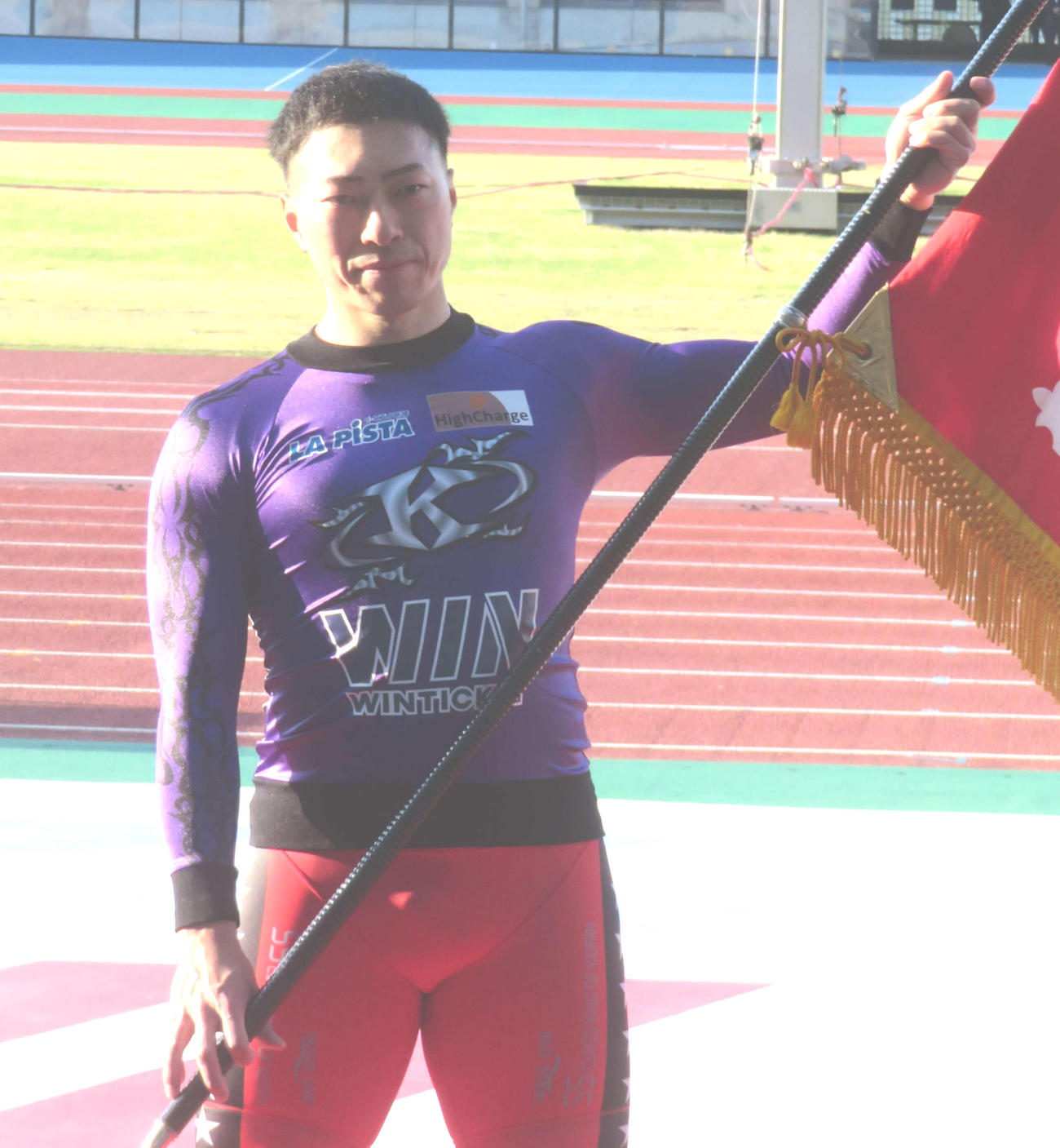 今年2度目のG3制覇を決めて優勝旗を手にする新田祐大