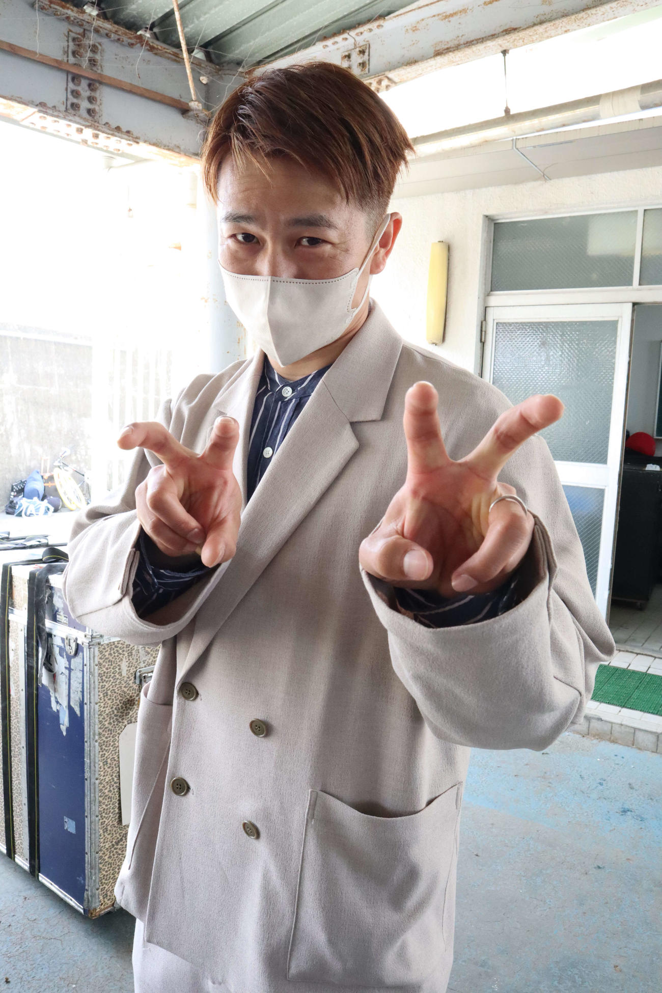 大川龍二は新たな「龍」ポーズで意気込みをアピール（撮影・音無剛）