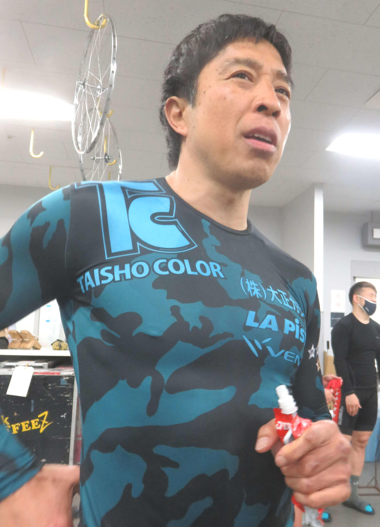 今年初勝利を挙げた予選を苦しそうな表情で振り返る伏見俊昭