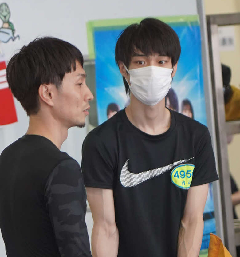内山峻輔（右）は初日5Rで3着スタート（左は広瀬真也）