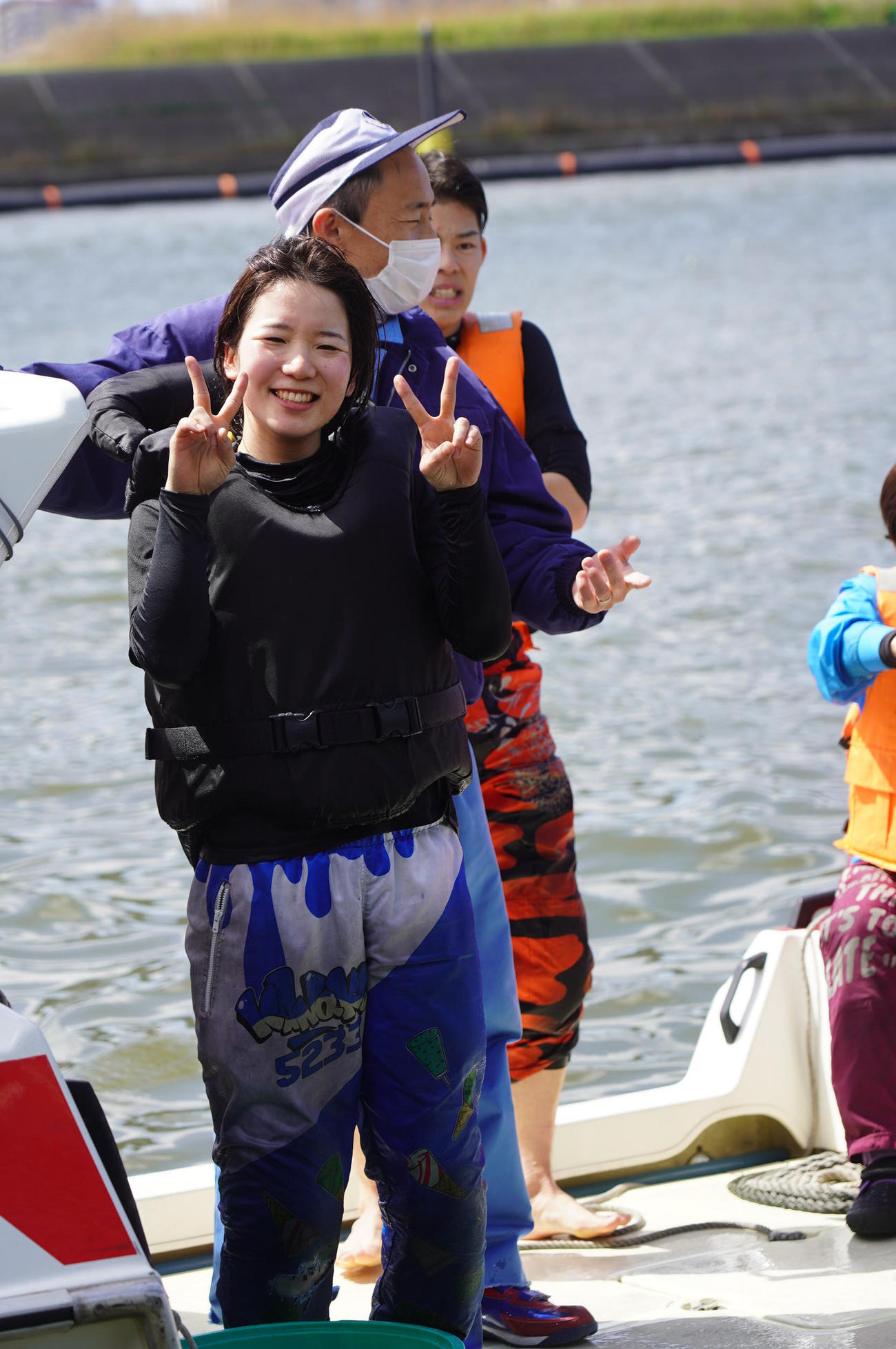 村田佳奈子が江戸川ボート2日目5Rで勝って初1着。水神祭へ向かう救助艇でダブルピースサイン