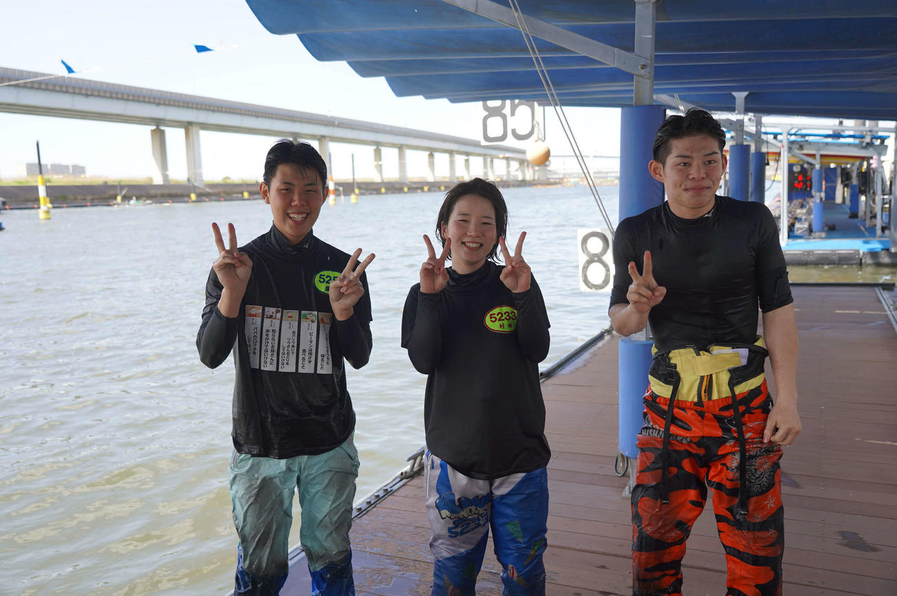 村田佳奈子が130走目での水神祭で、同期の藤井太雅（左）、西丸侑太朗（右）とピースサインで笑顔