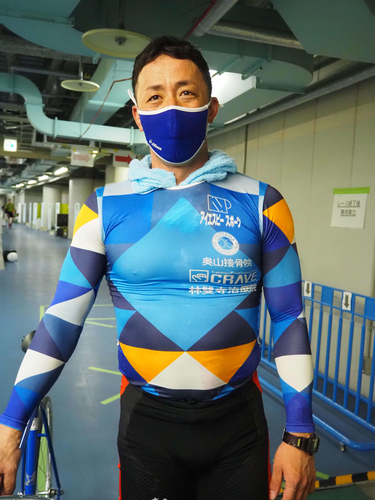 松岡篤哉は会心の逃げ切り勝ちに笑顔