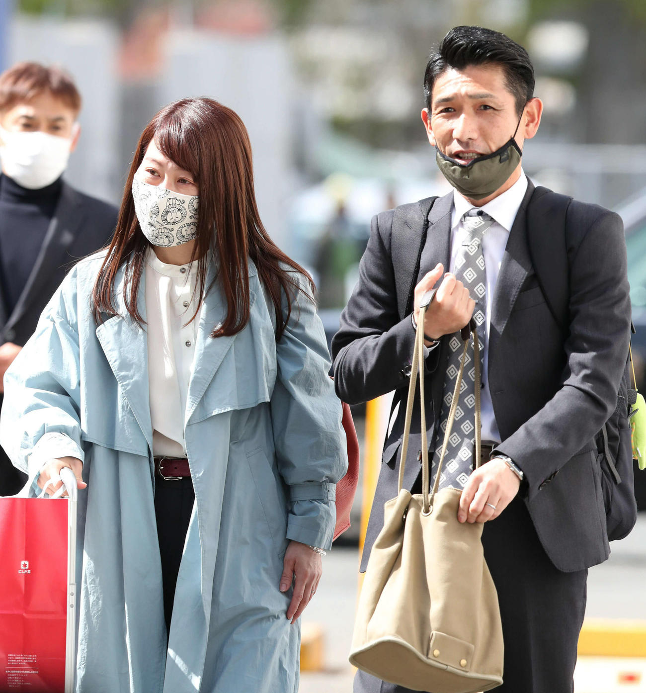 夫婦でレース場に入る立間充宏（右）と寺田千恵
