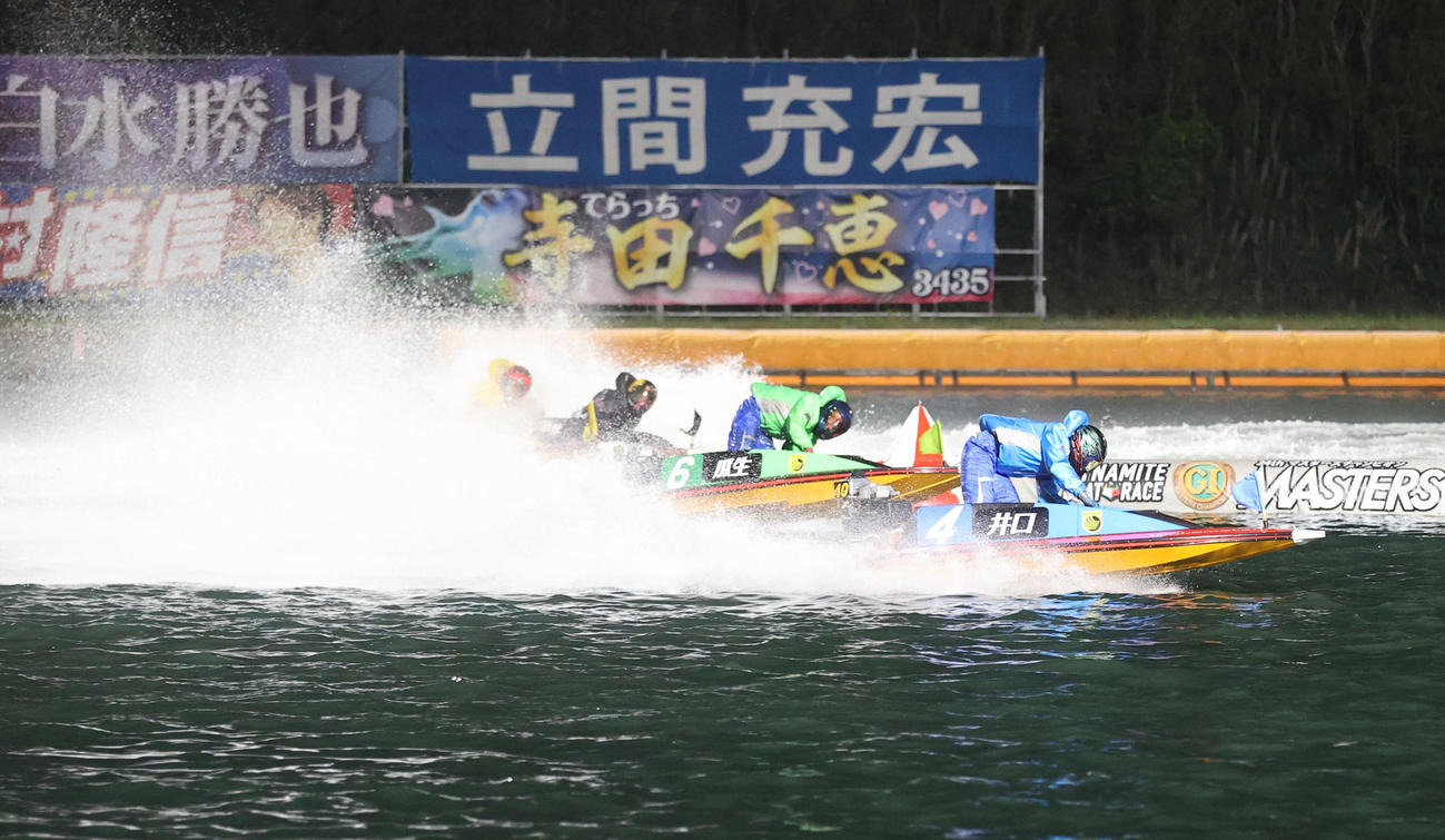 12R 1周2マーク　1着4号艇井口佳典、2着6号艇瓜生正義（撮影・梅根麻紀）