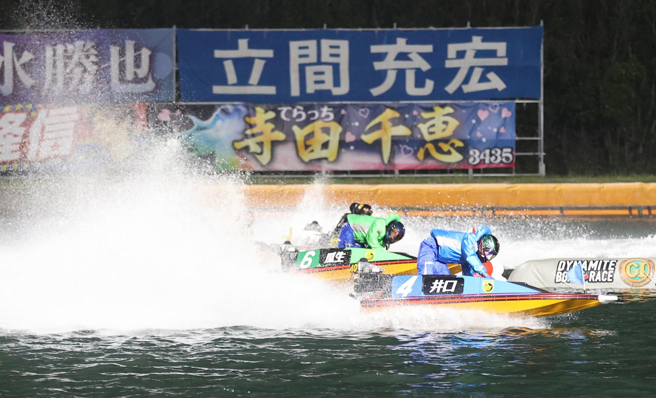 12R 1周2マーク　1着4号艇井口佳典、2着6号艇瓜生正義（撮影・梅根麻紀）